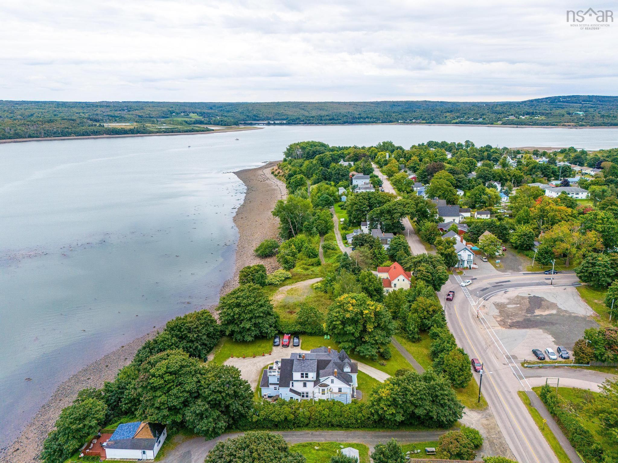 $1,095,000.00: 76 Montague Row, Digby