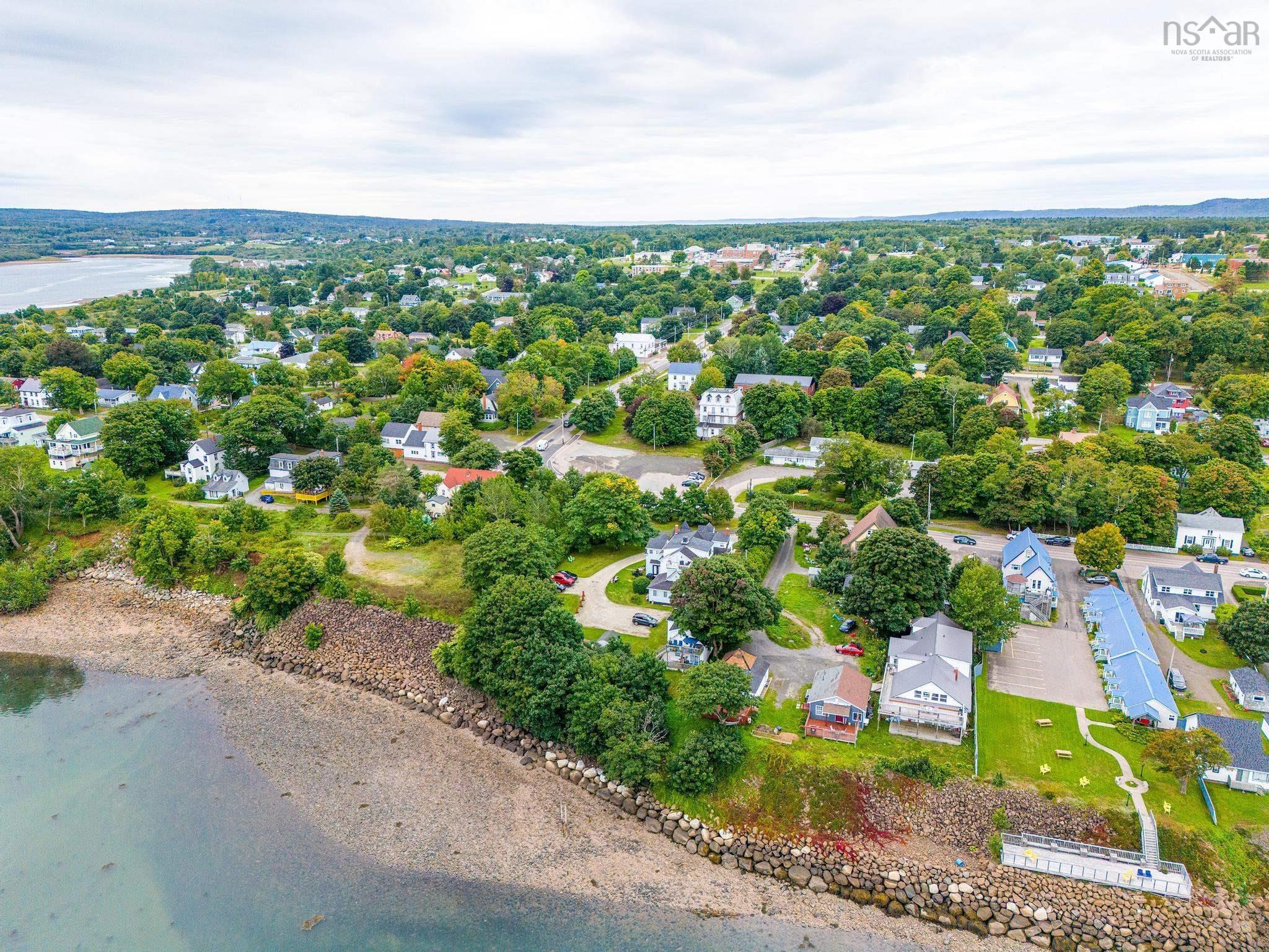 $1,095,000.00: 76 Montague Row, Digby