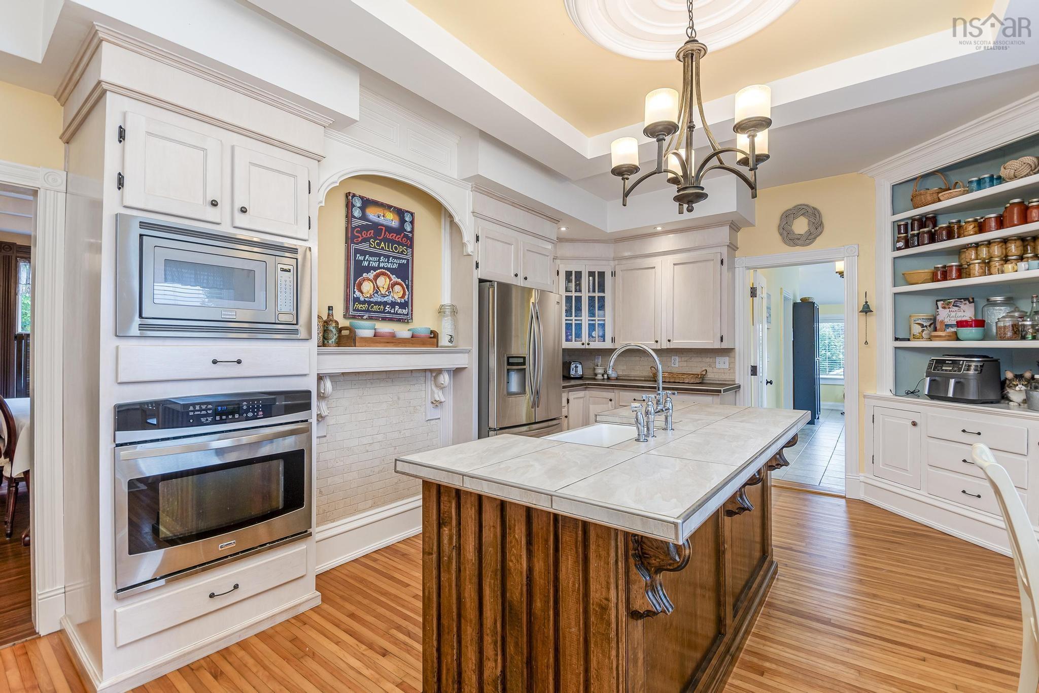 $1,095,000.00: 76 Montague Row, Digby