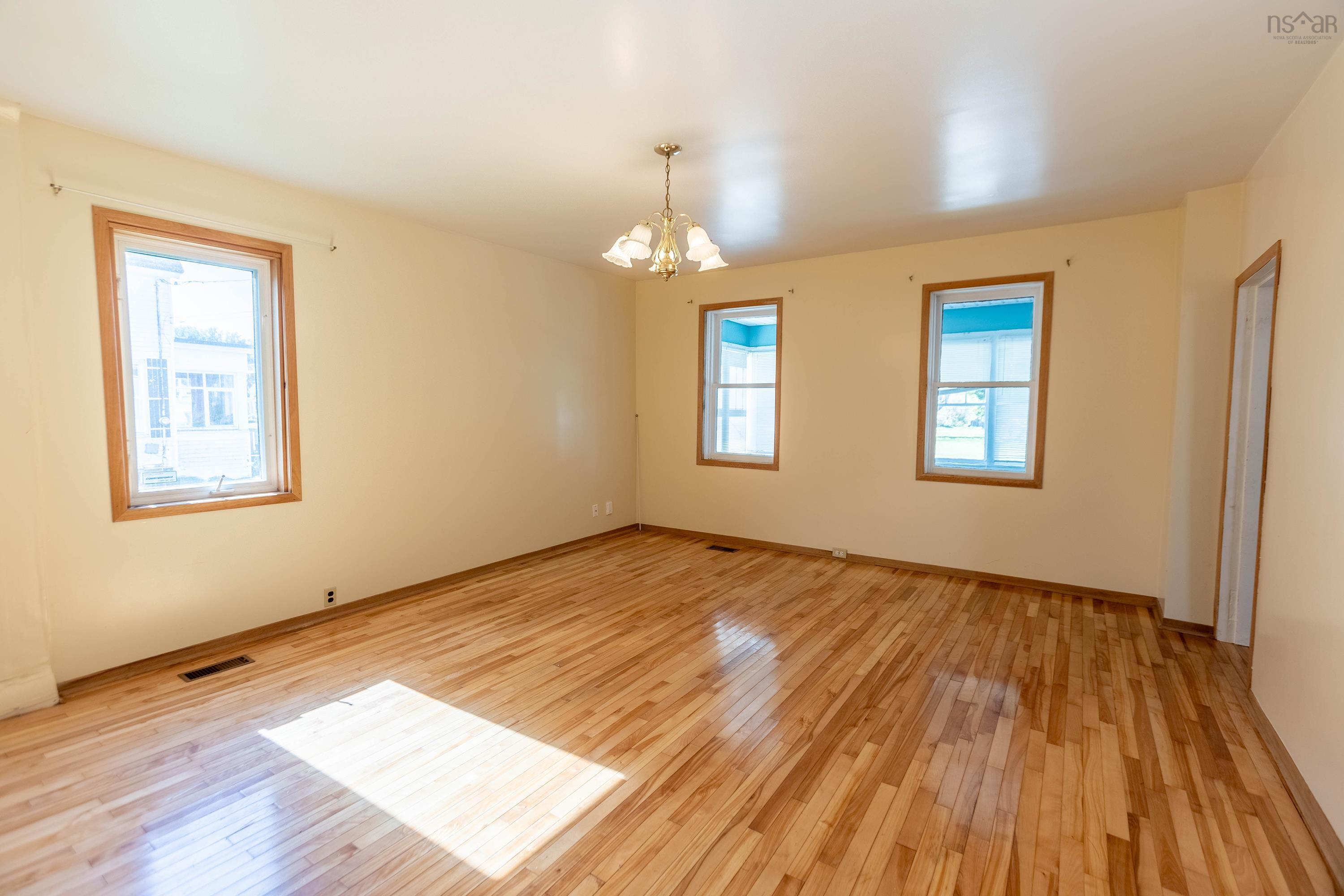 $224,900.00: 30 Victoria Street W, Amherst