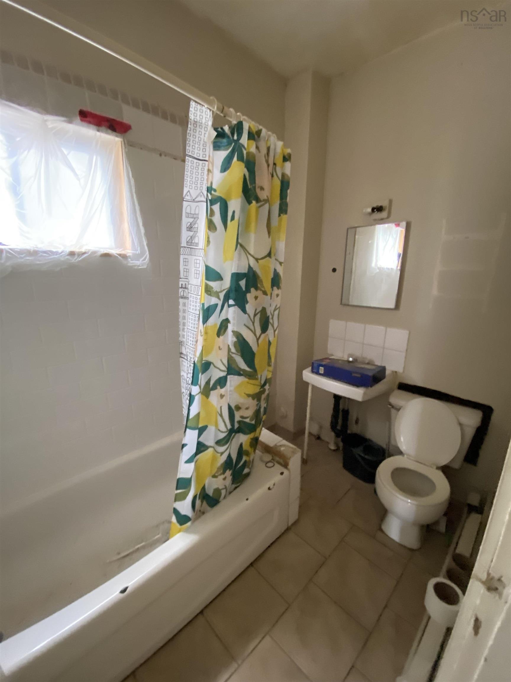 $130,000.00: 2762/2764 Gottingen Street, Halifax
