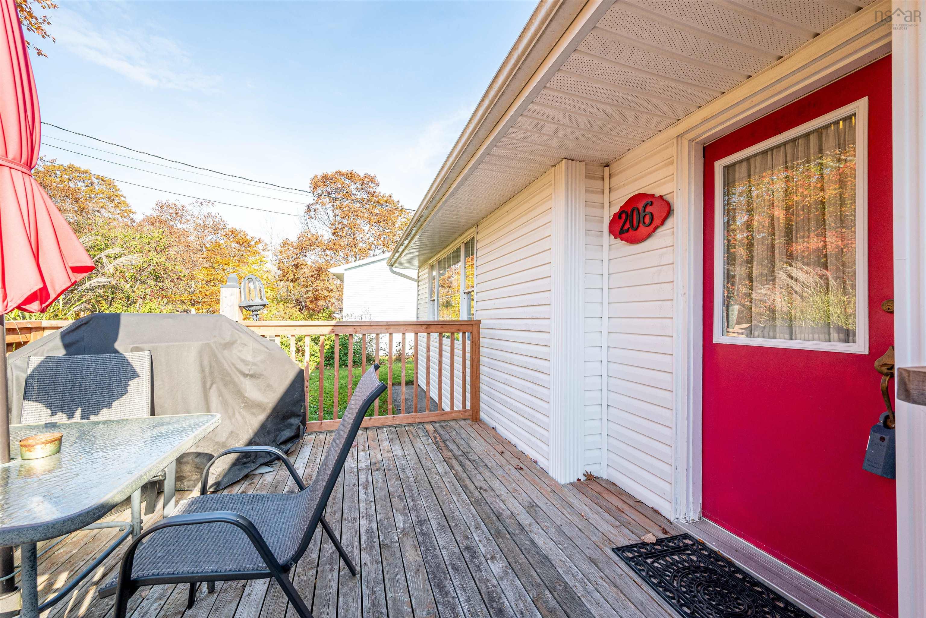 $584,900.00: 206 Lakeview Road, Lakeview
