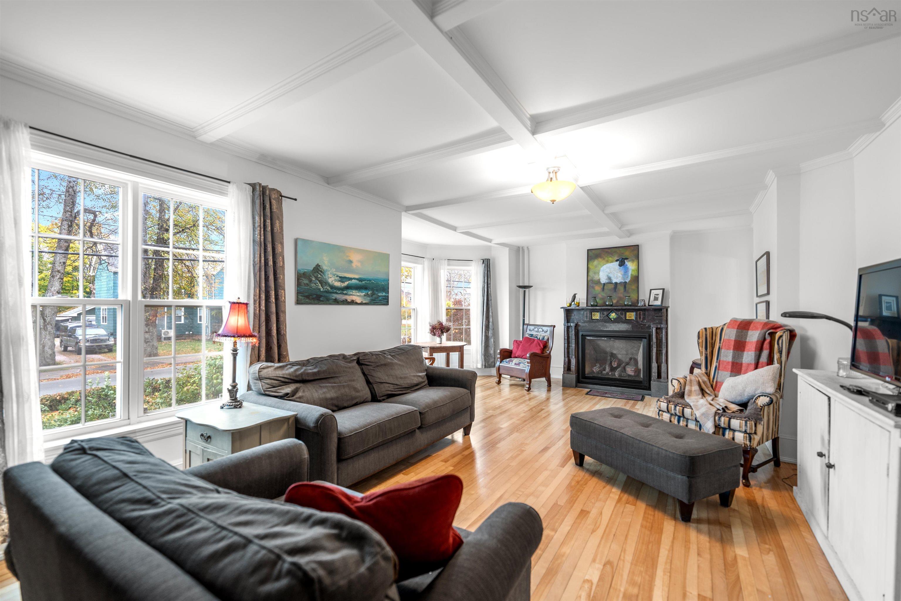 $478,900.00: 124 Church Street, Amherst