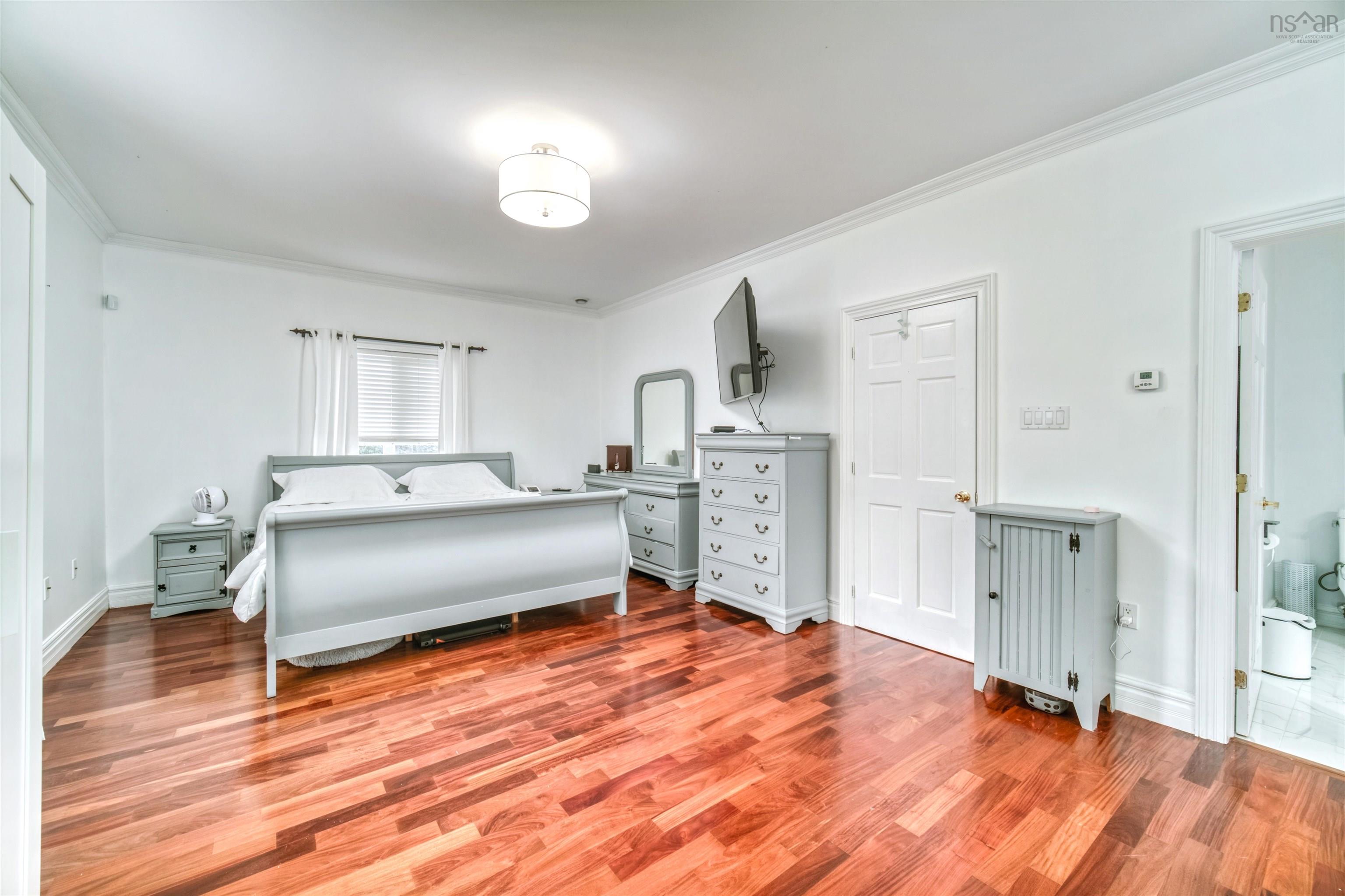$869,000.00: 214 Lochmoor Lane, Forest Hills