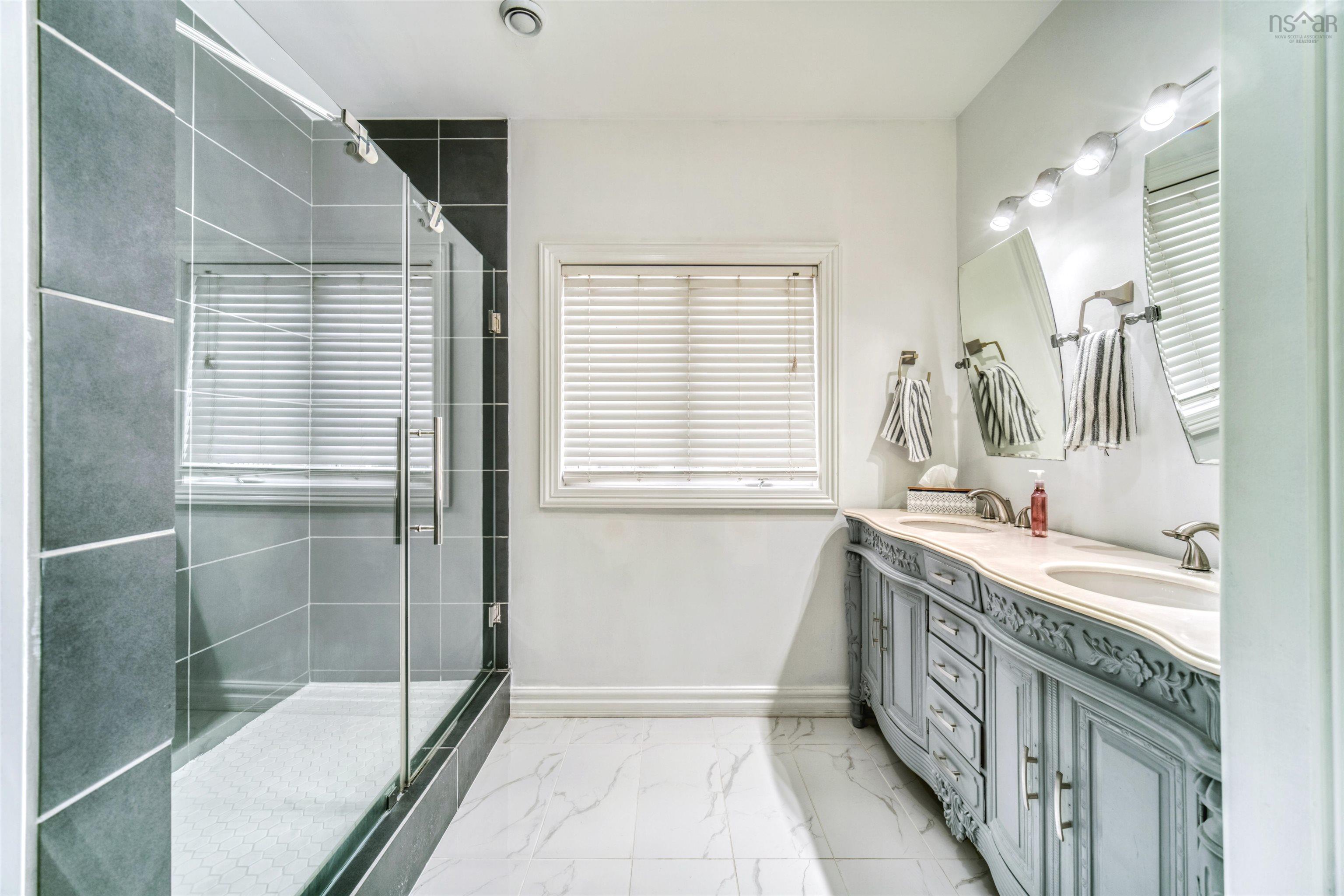 $869,000.00: 214 Lochmoor Lane, Forest Hills