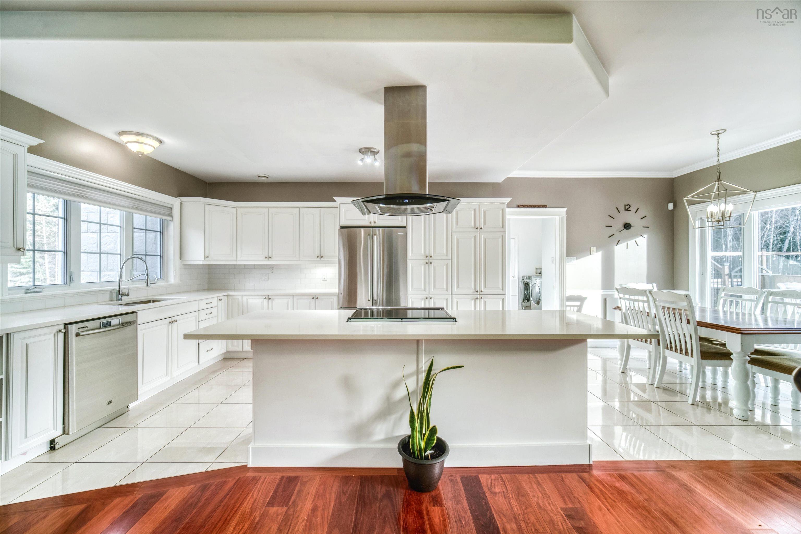 $869,000.00: 214 Lochmoor Lane, Forest Hills