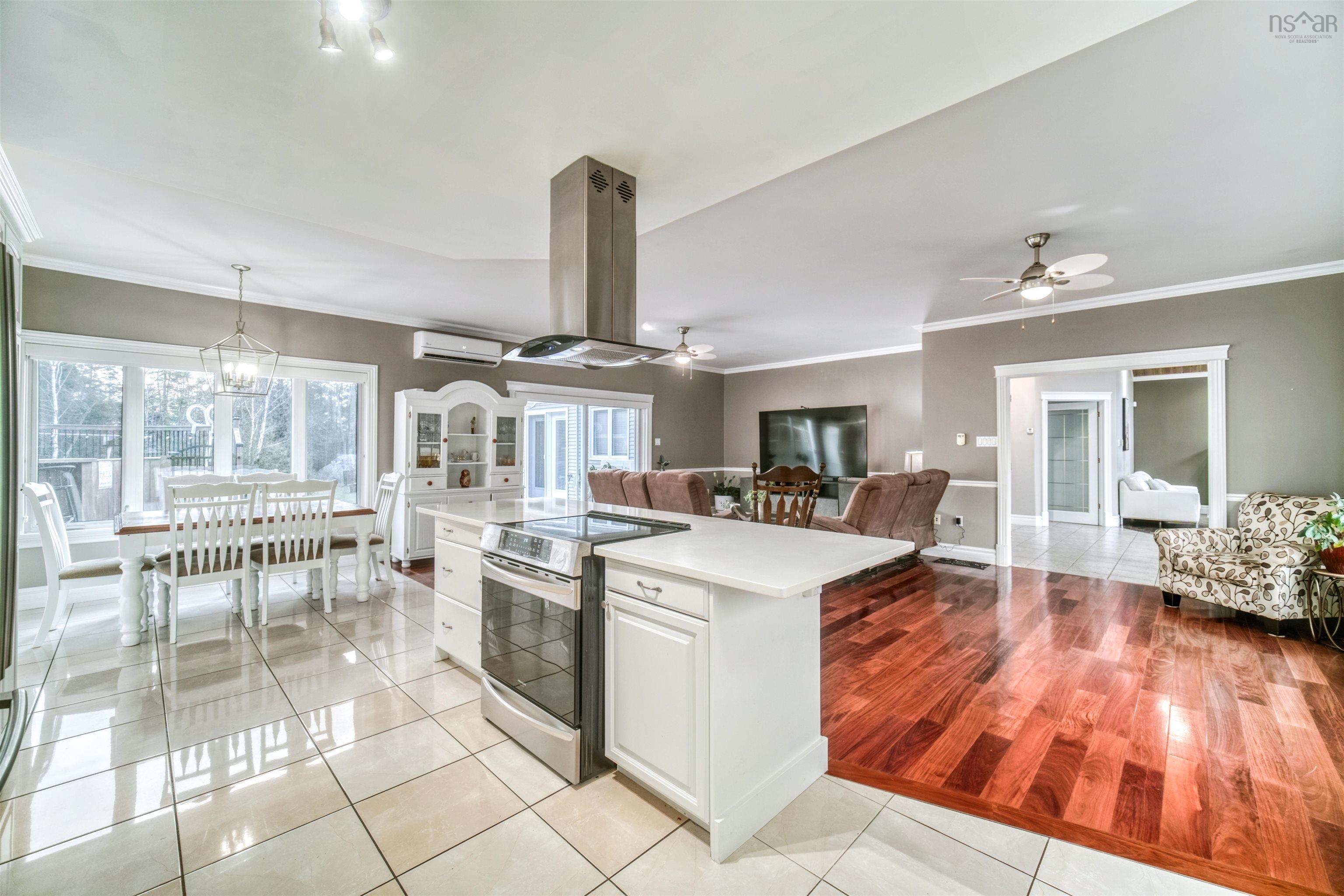 $869,000.00: 214 Lochmoor Lane, Forest Hills