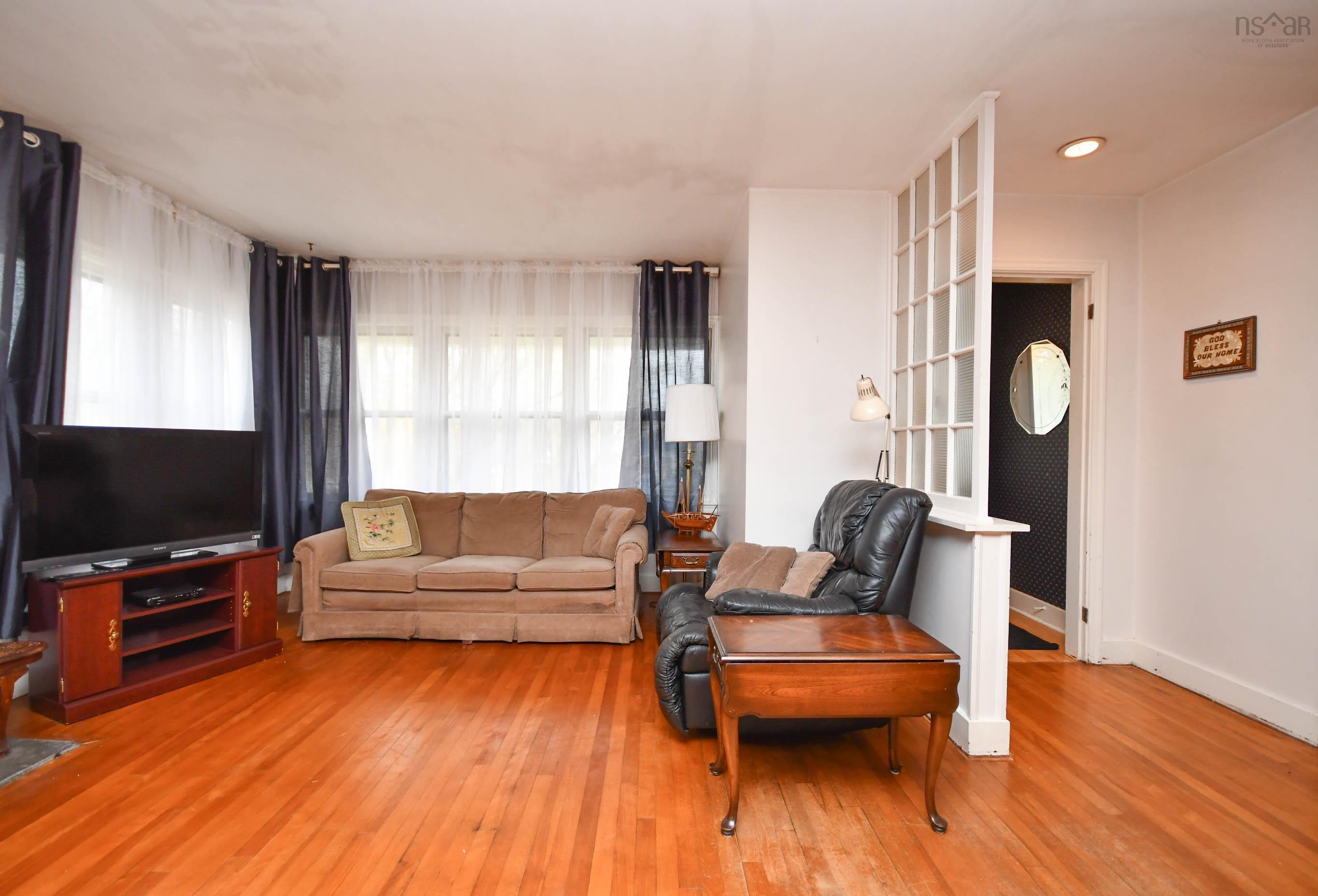 $299,900.00: 1080 King Street, Windsor