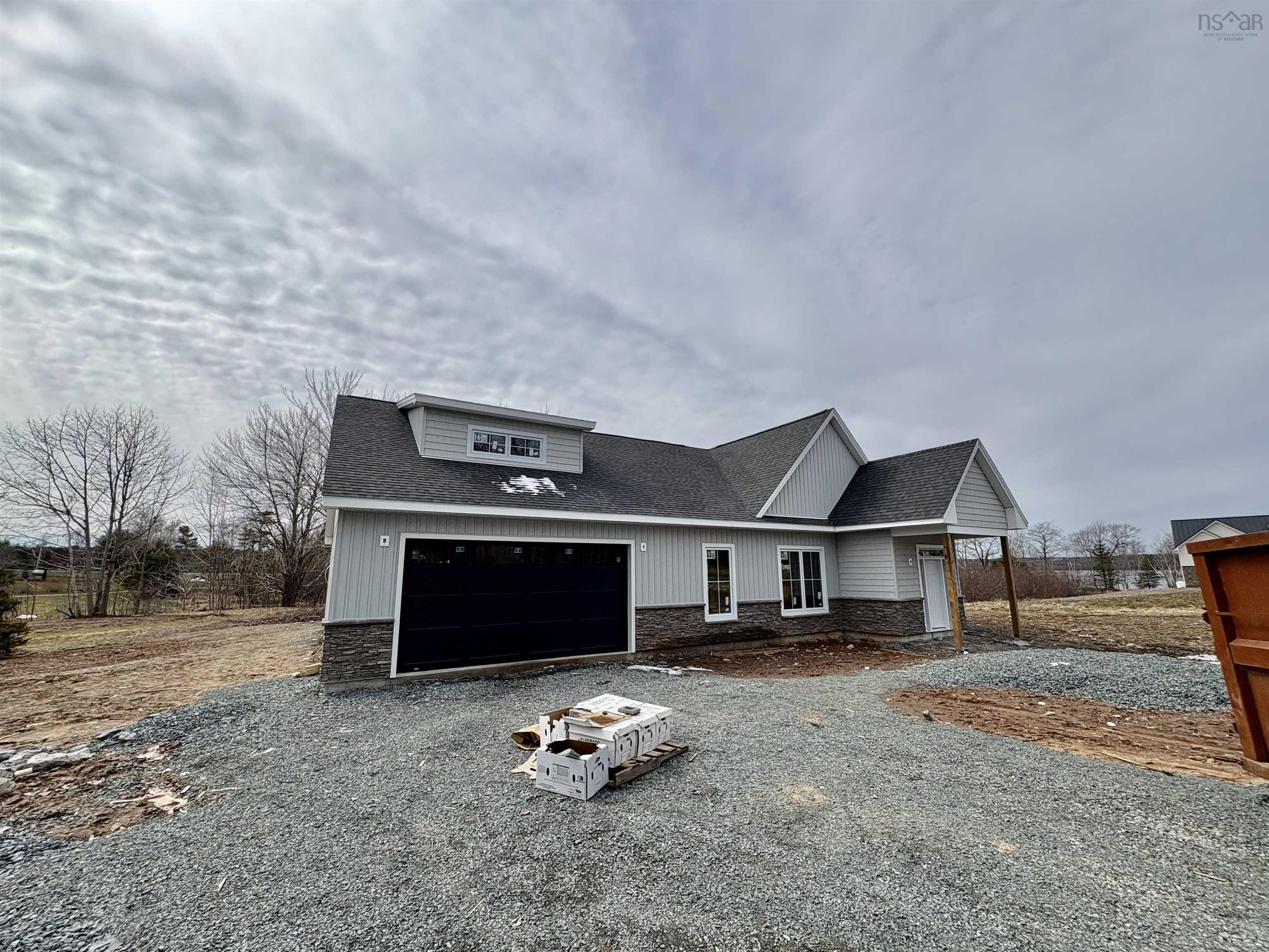 $1,100,000.00: 40 Shirewood Lane, Oakfield