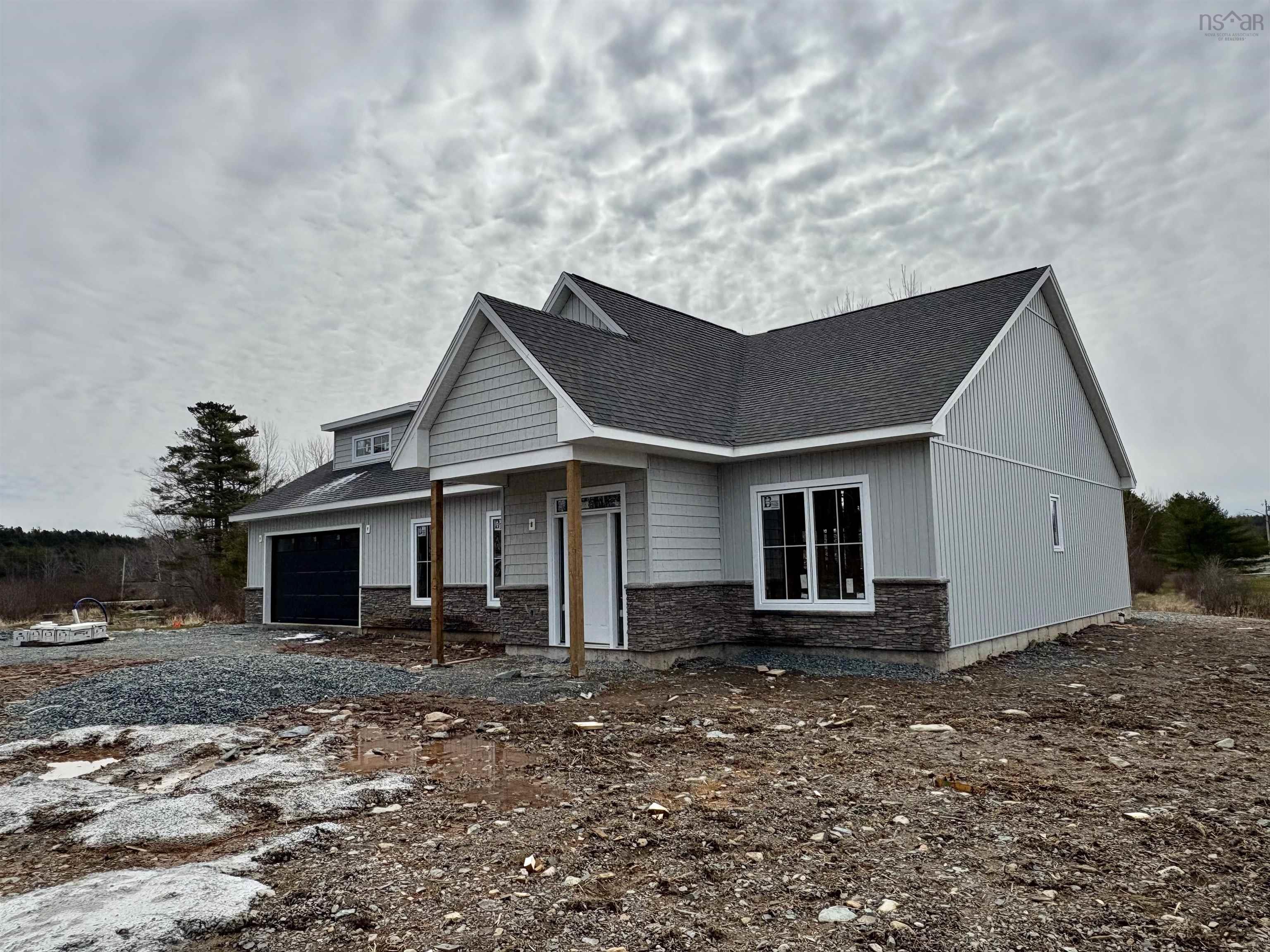 $1,100,000.00: 40 Shirewood Lane, Oakfield
