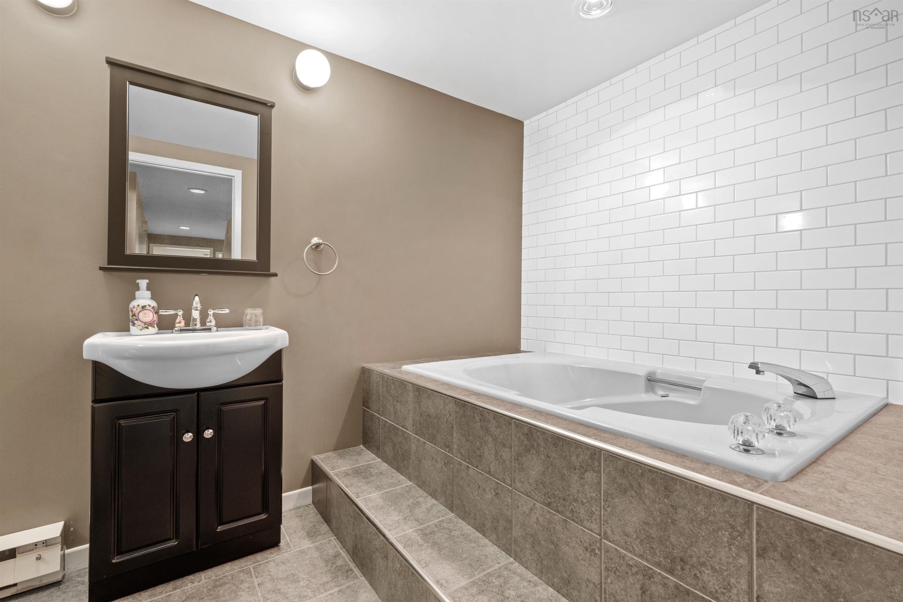 $1,075,000.00: 2 Trillium Terrace, Clayton Park