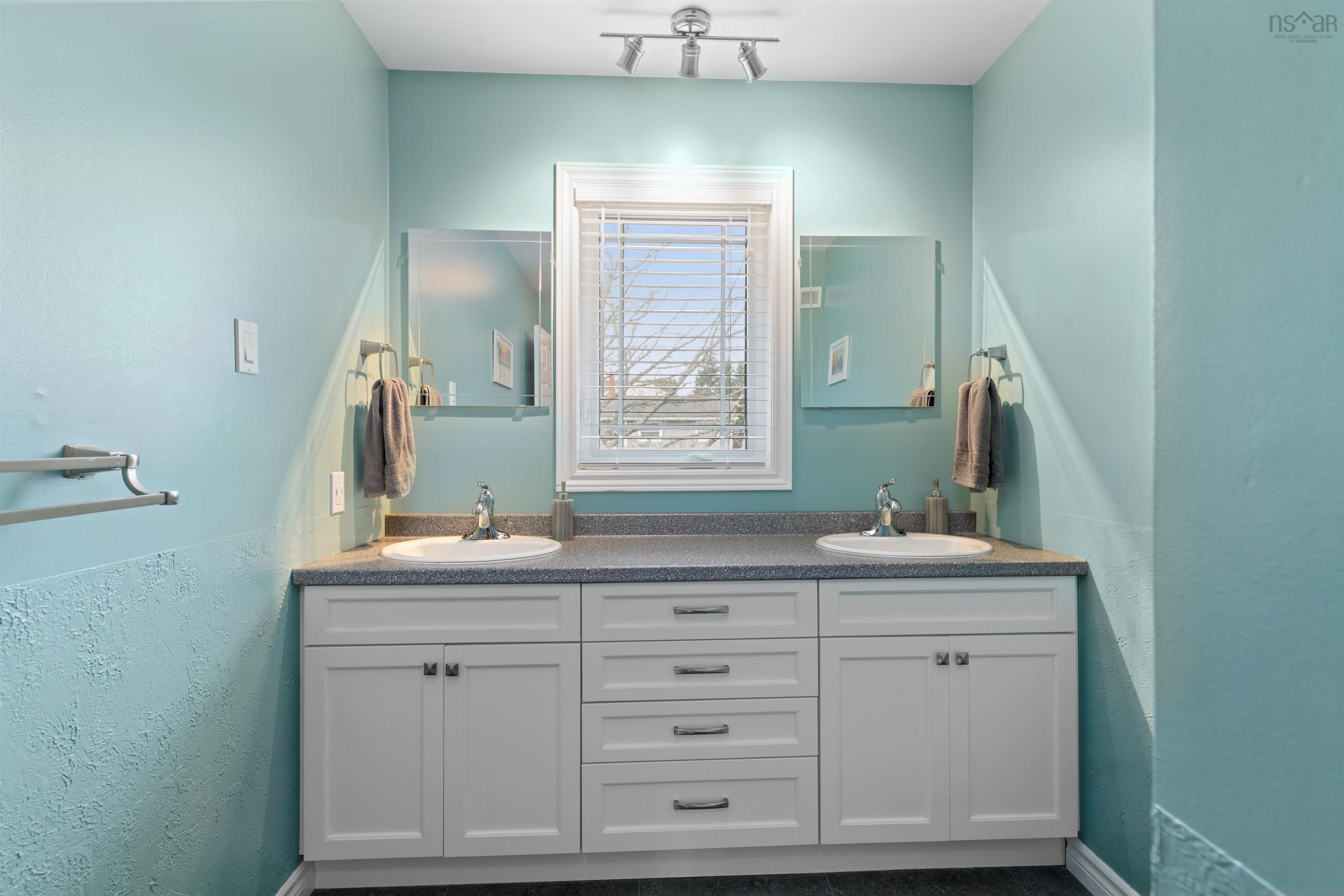 $599,900.00: 10 DRESDEN Court, Sackville