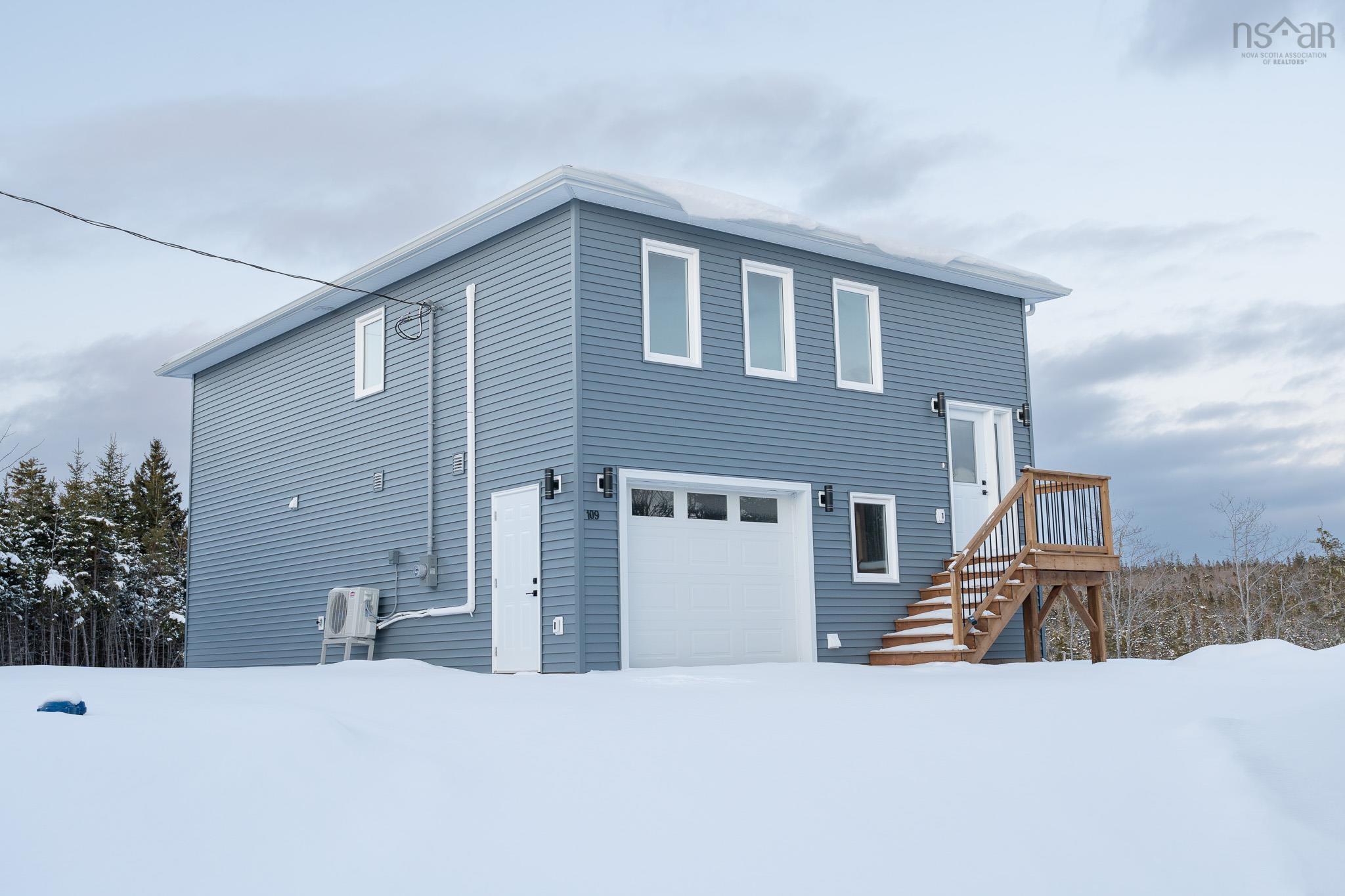 $584,900.00: 109 Tara Drive, Whites Lake