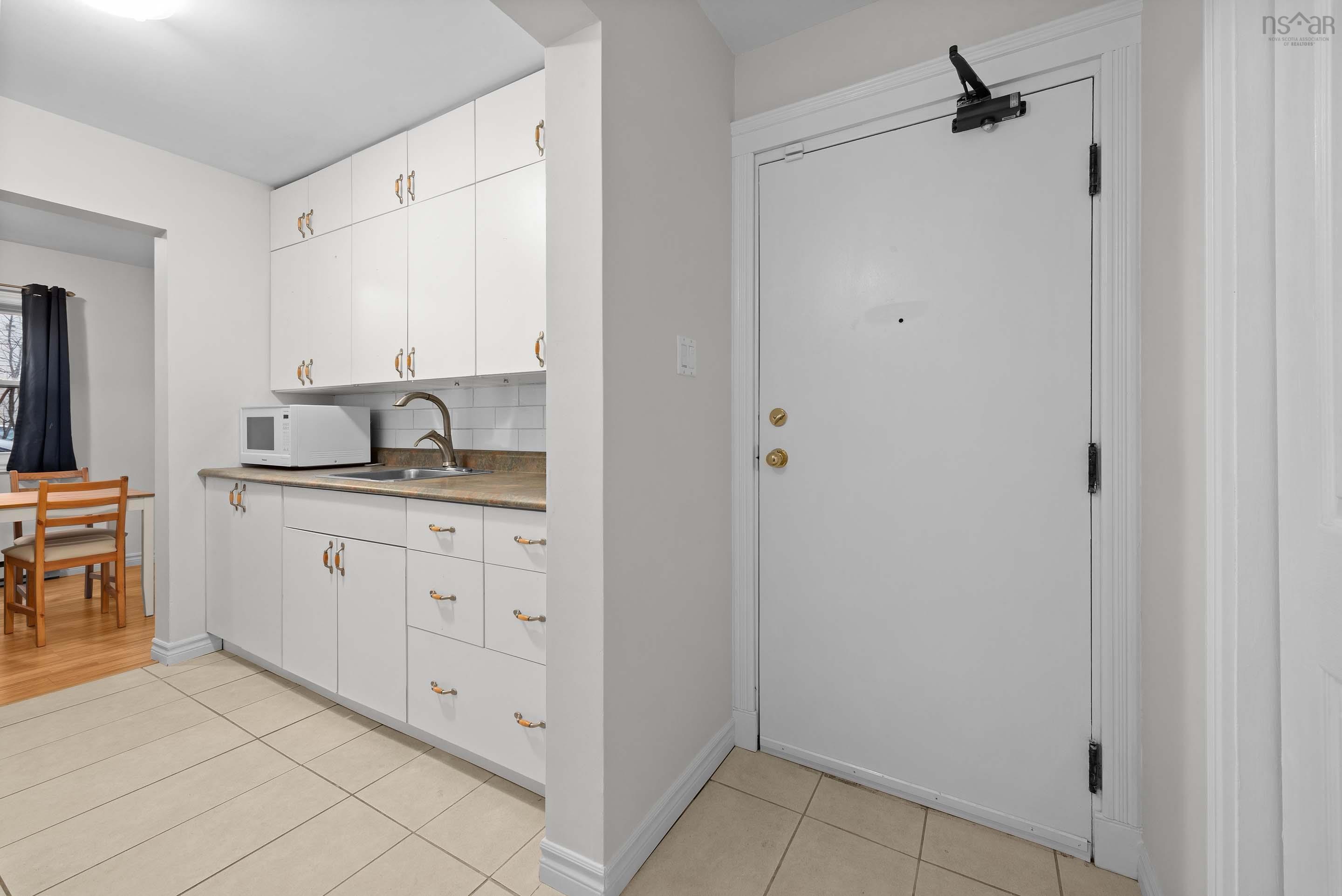 $329,900.00: 101 45 Chelton Woods Lane, Clayton Park