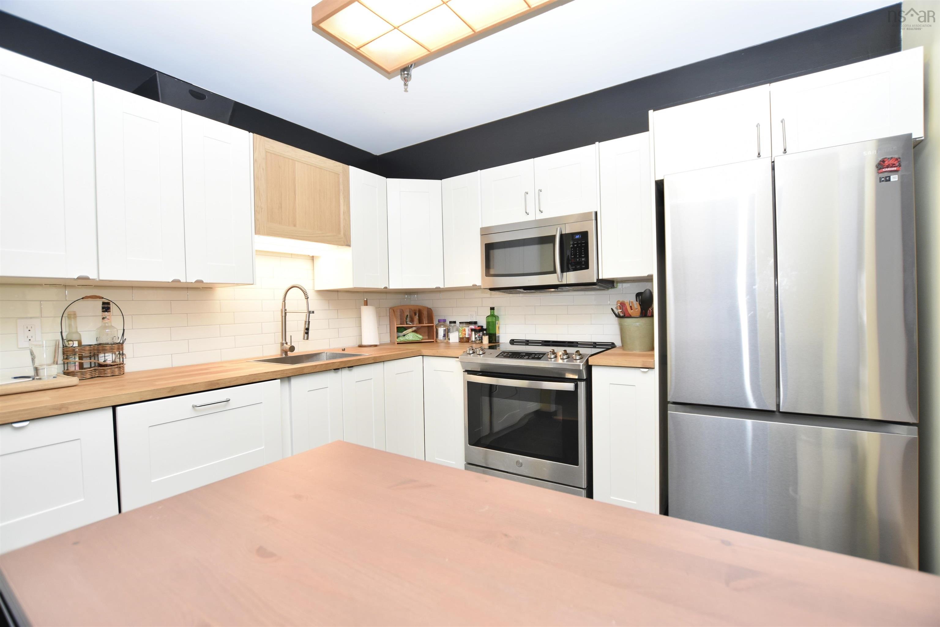$369,900.00: 305 93 Kearney Lake Drive, Halifax
