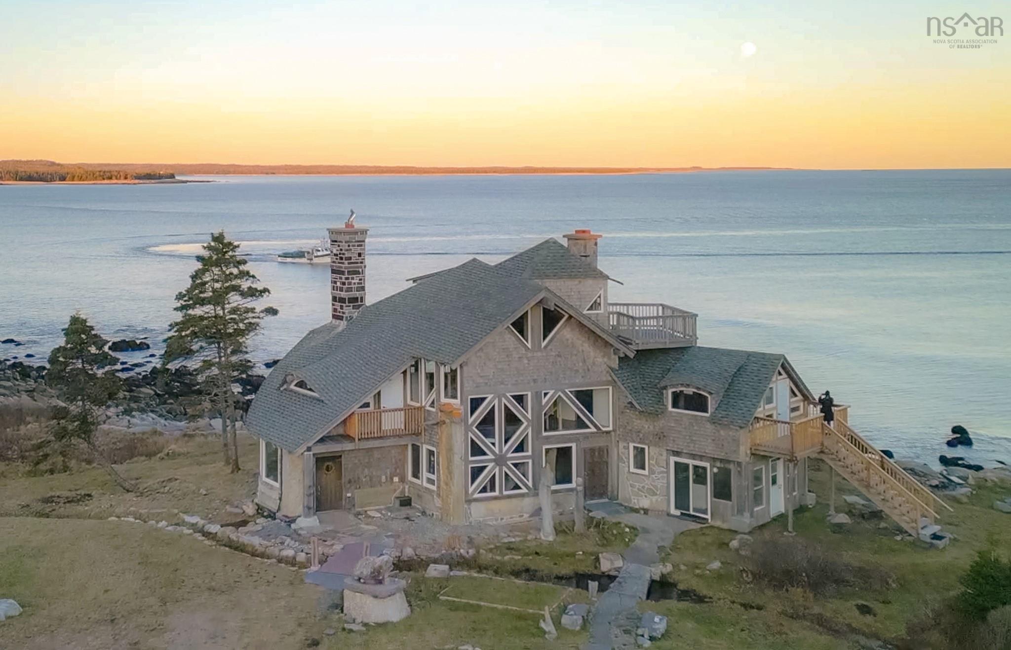 $999,800.00: 139 Little Port L