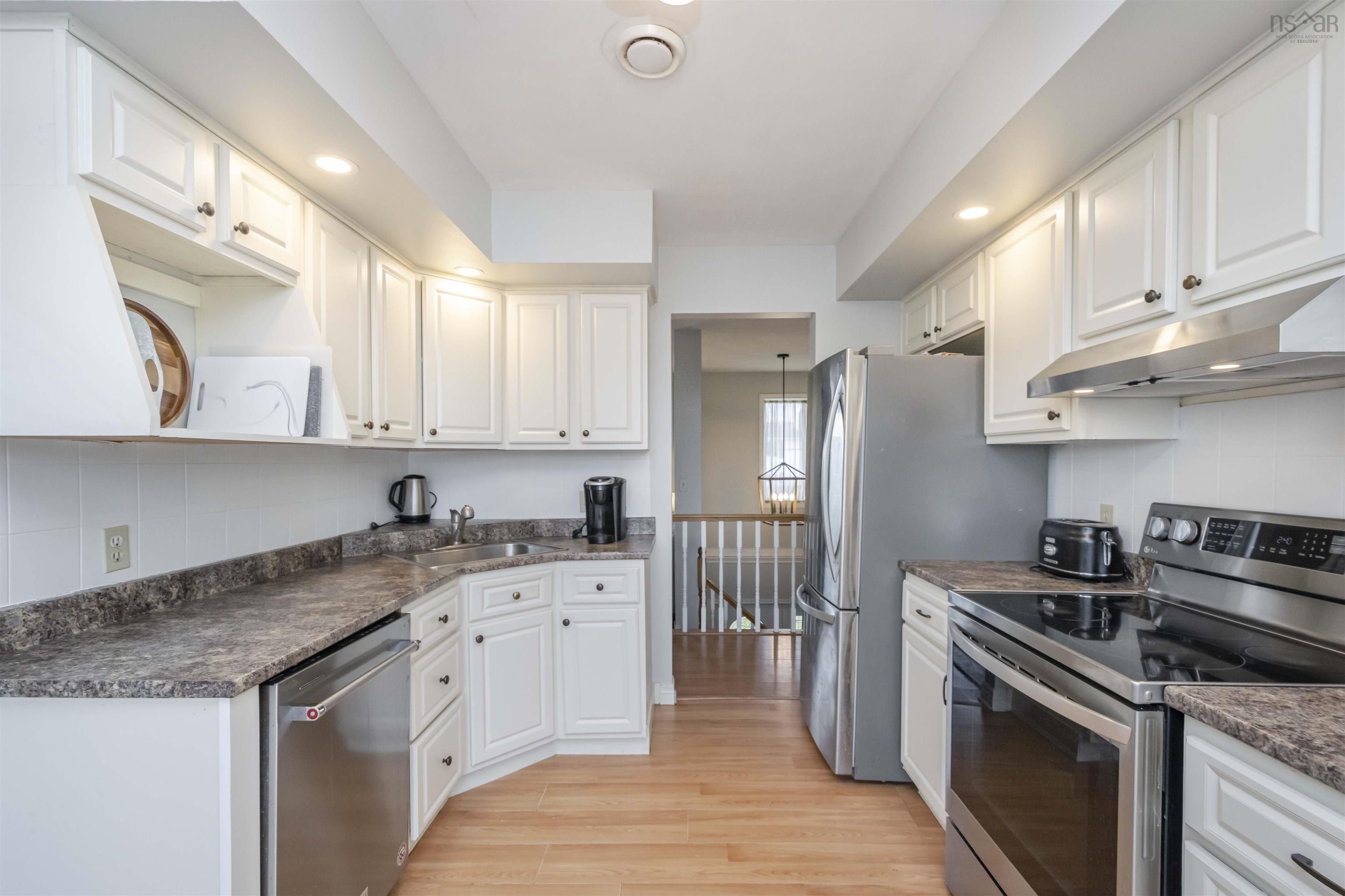 $640,000.00: 671 Basinview Drive, Bedford