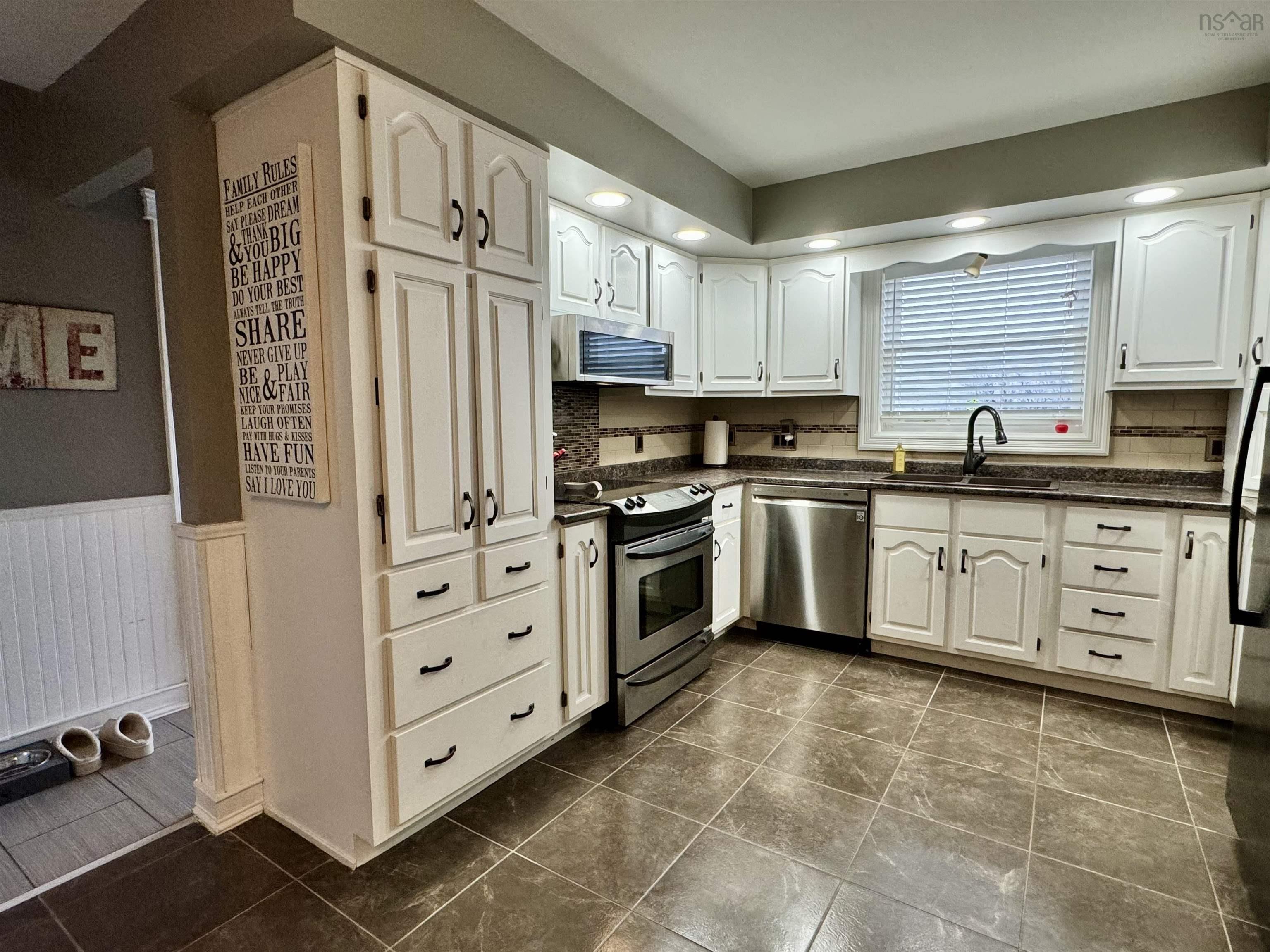 $469,000.00: 213 Neville Street, Dominion