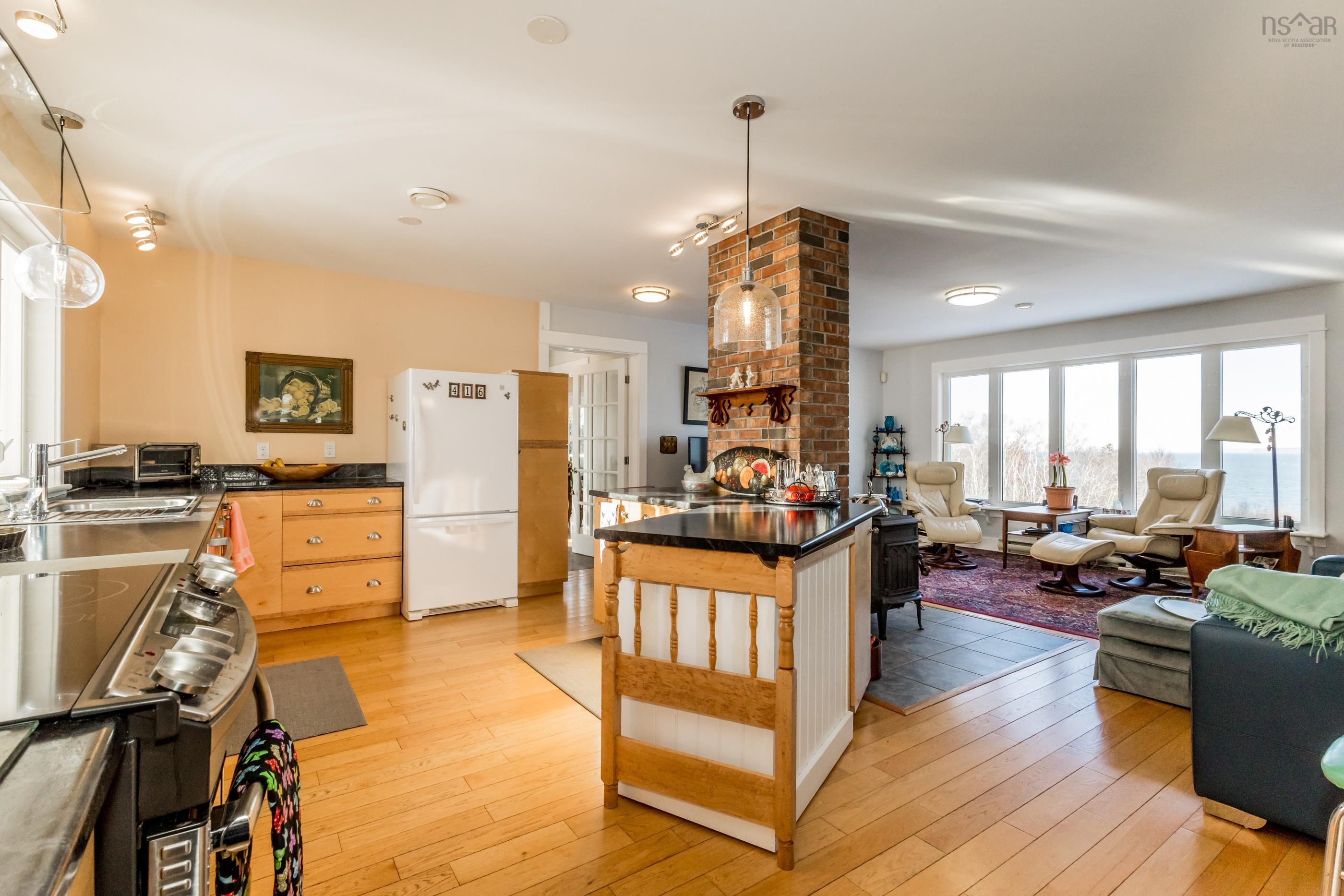 $724,900.00: 416 Shore Road, Ogilvie