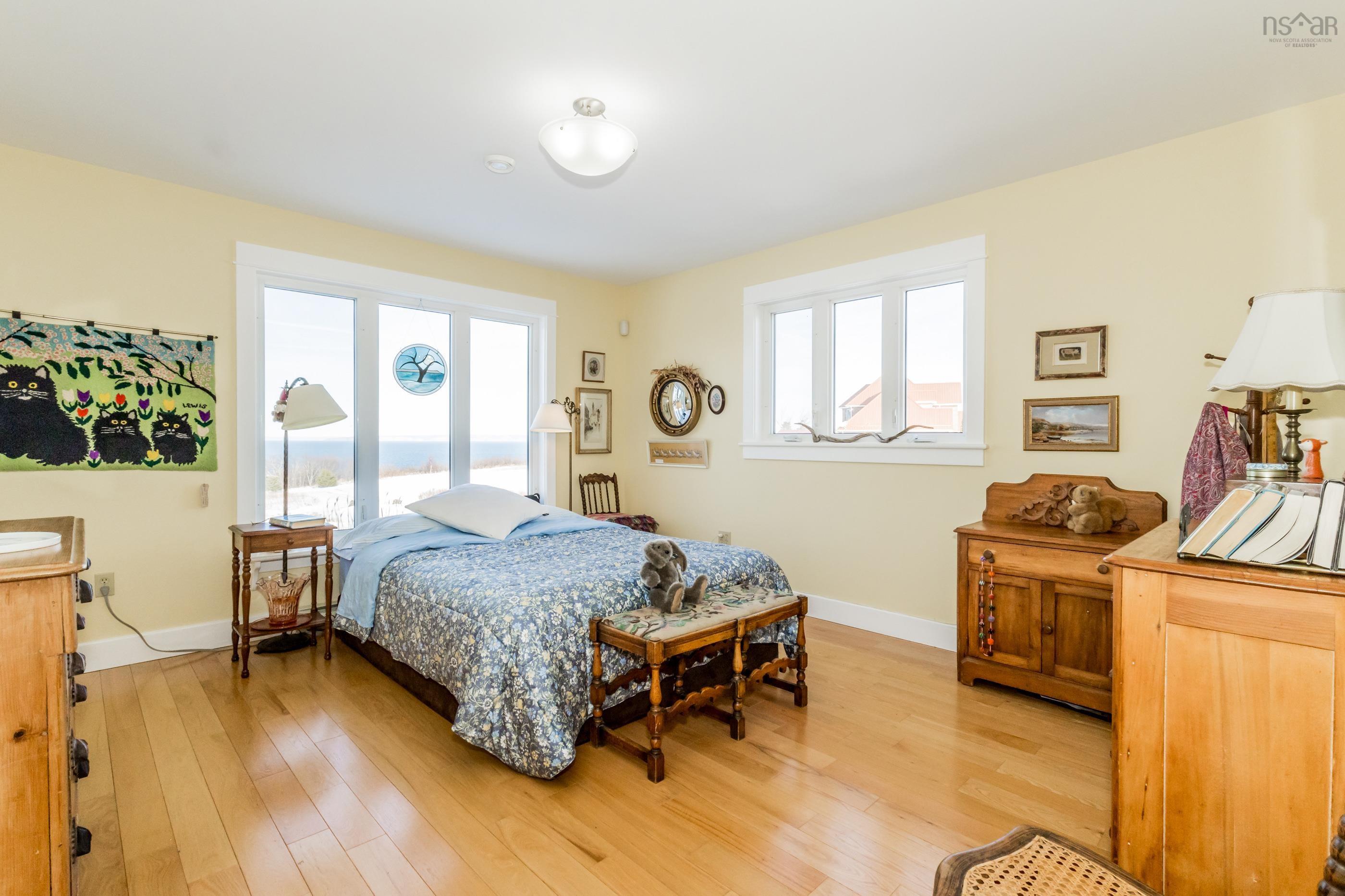 $724,900.00: 416 Shore Road, Ogilvie