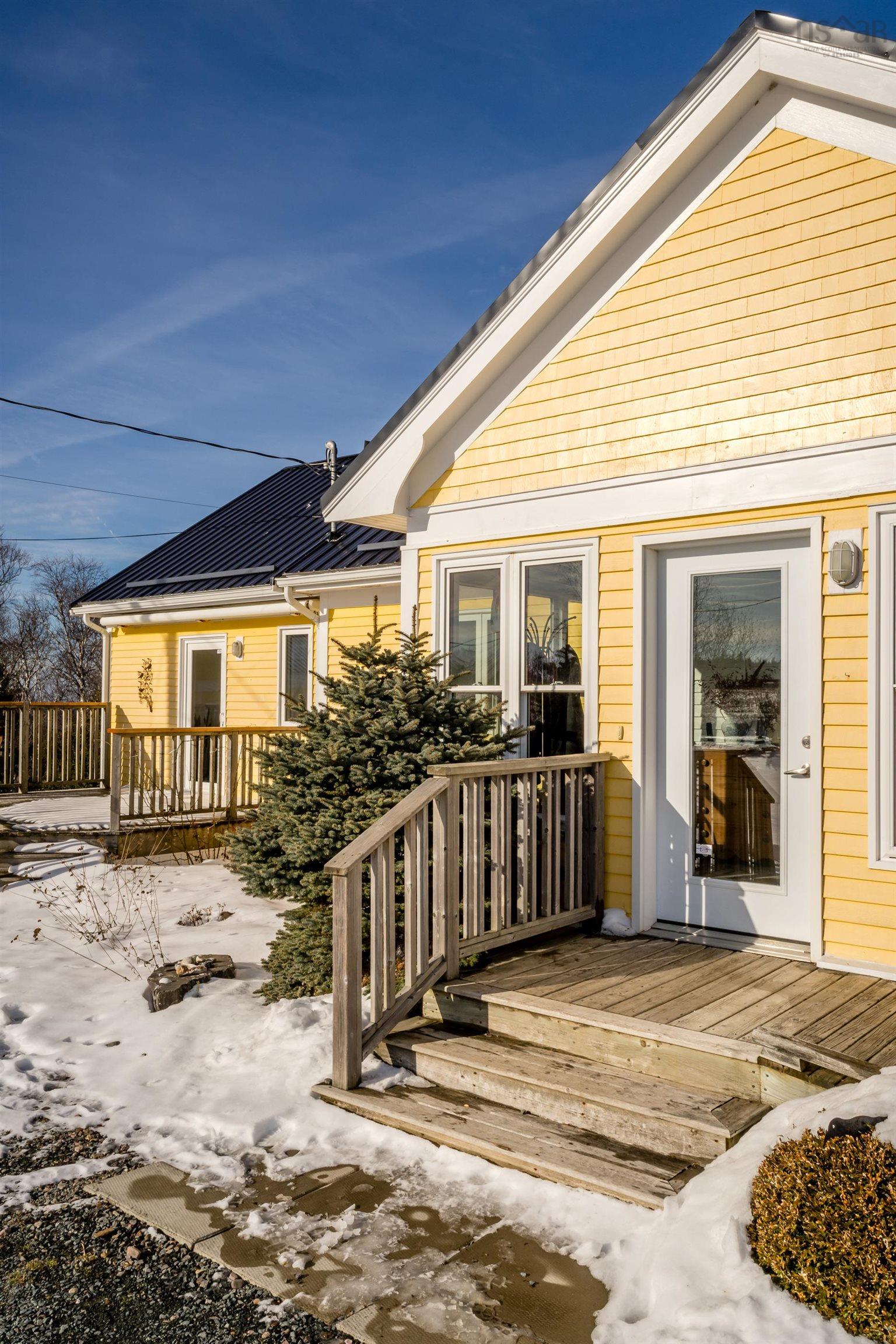 $724,900.00: 416 Shore Road, Ogilvie