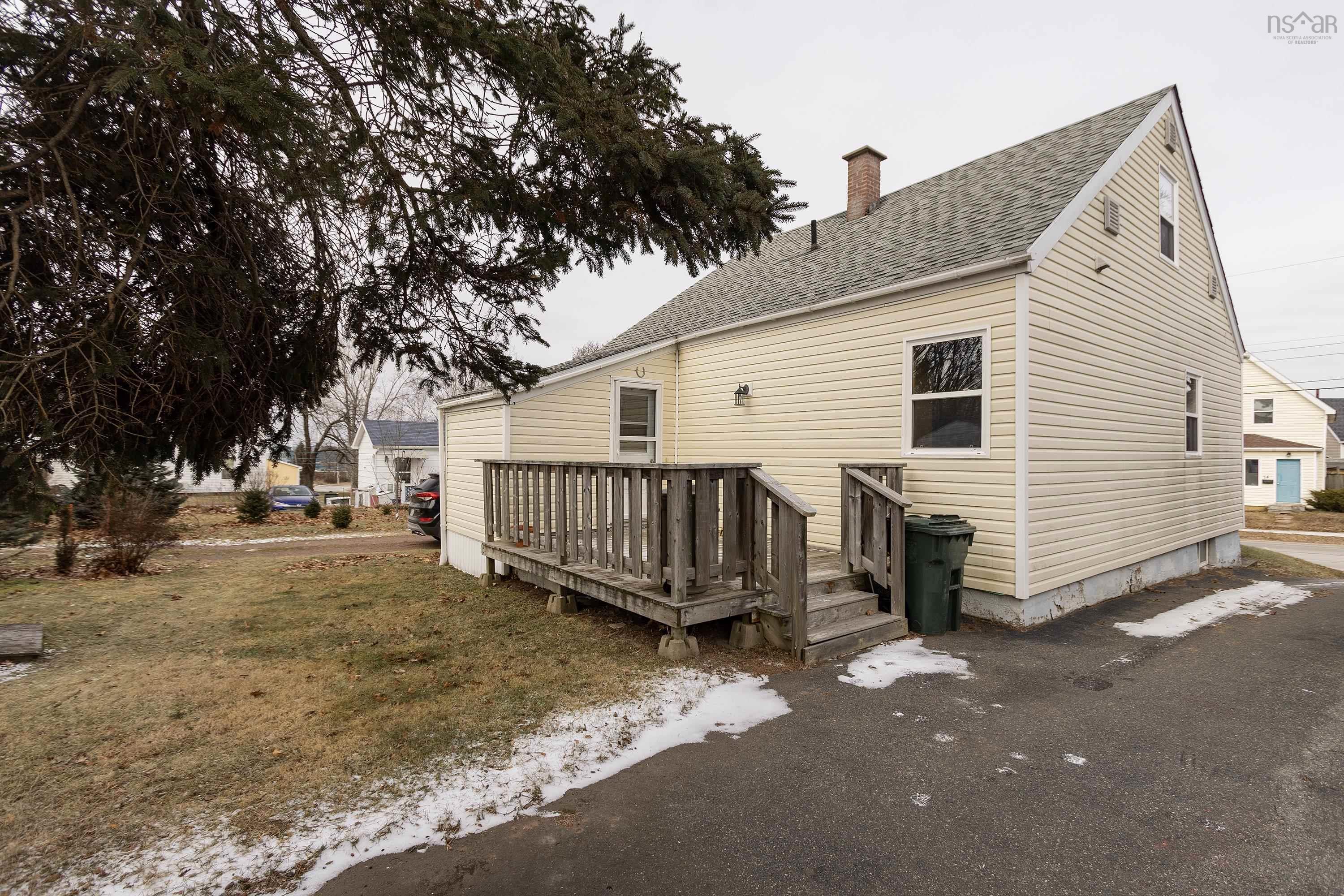 $229,900.00: 17 East Pleasant Street, Amherst