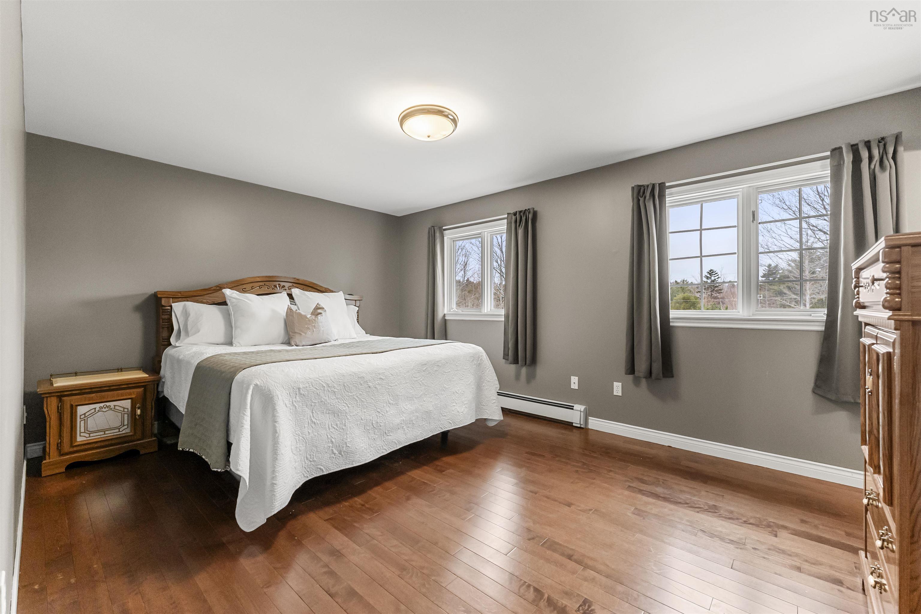 $699,900.00: 226 Kingswood Drive, Kingswood