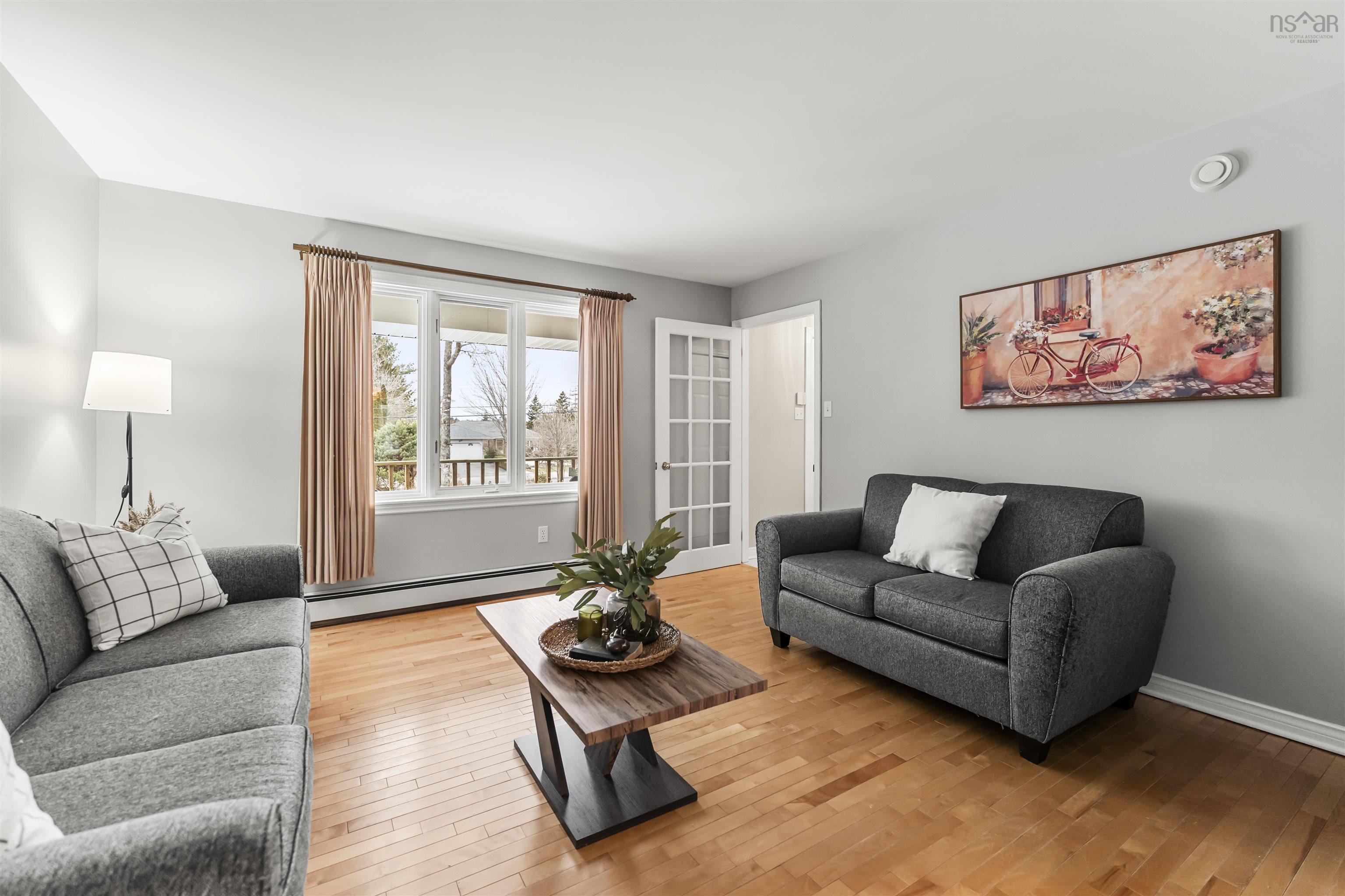 $699,900.00: 226 Kingswood Drive, Kingswood