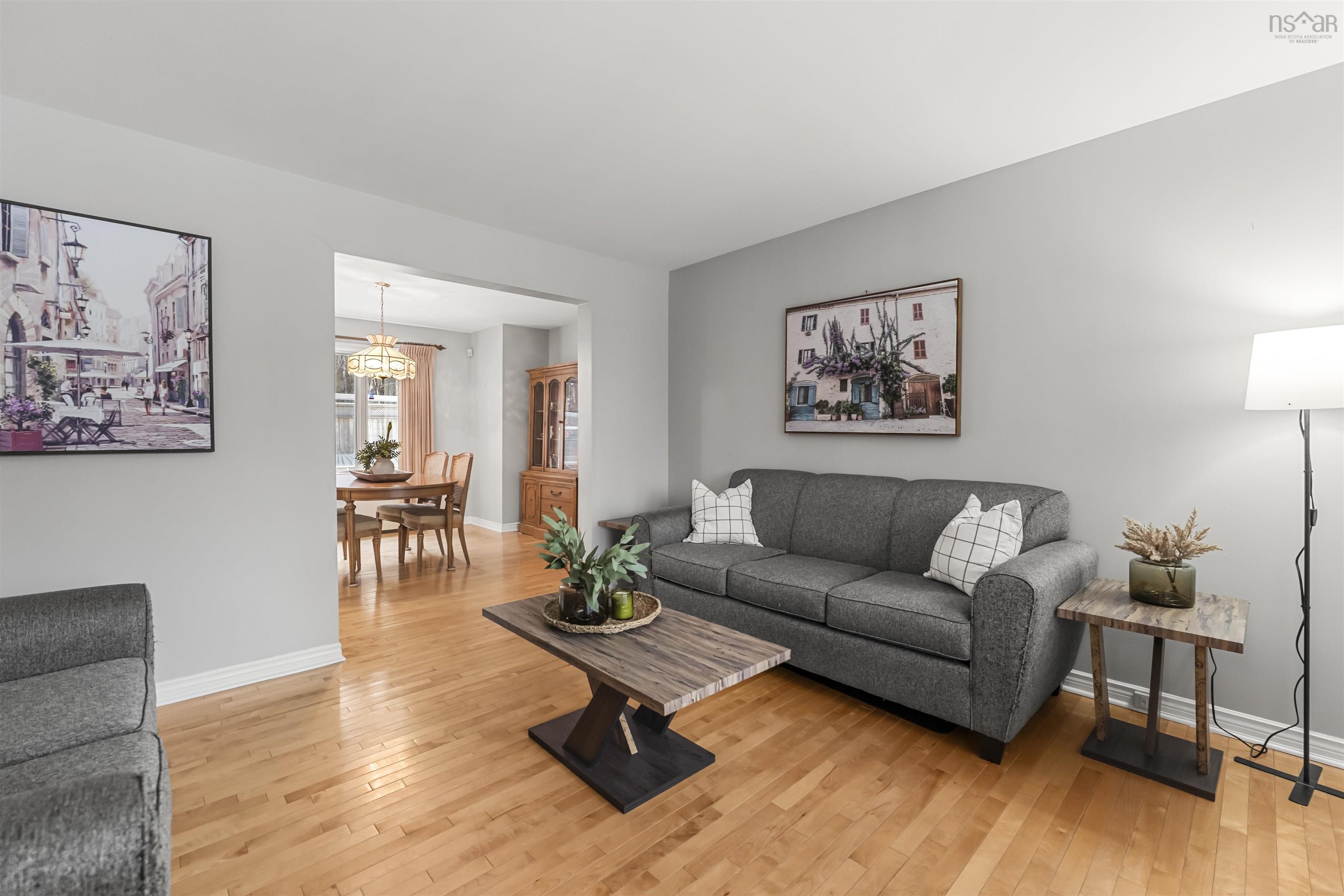 $699,900.00: 226 Kingswood Drive, Kingswood