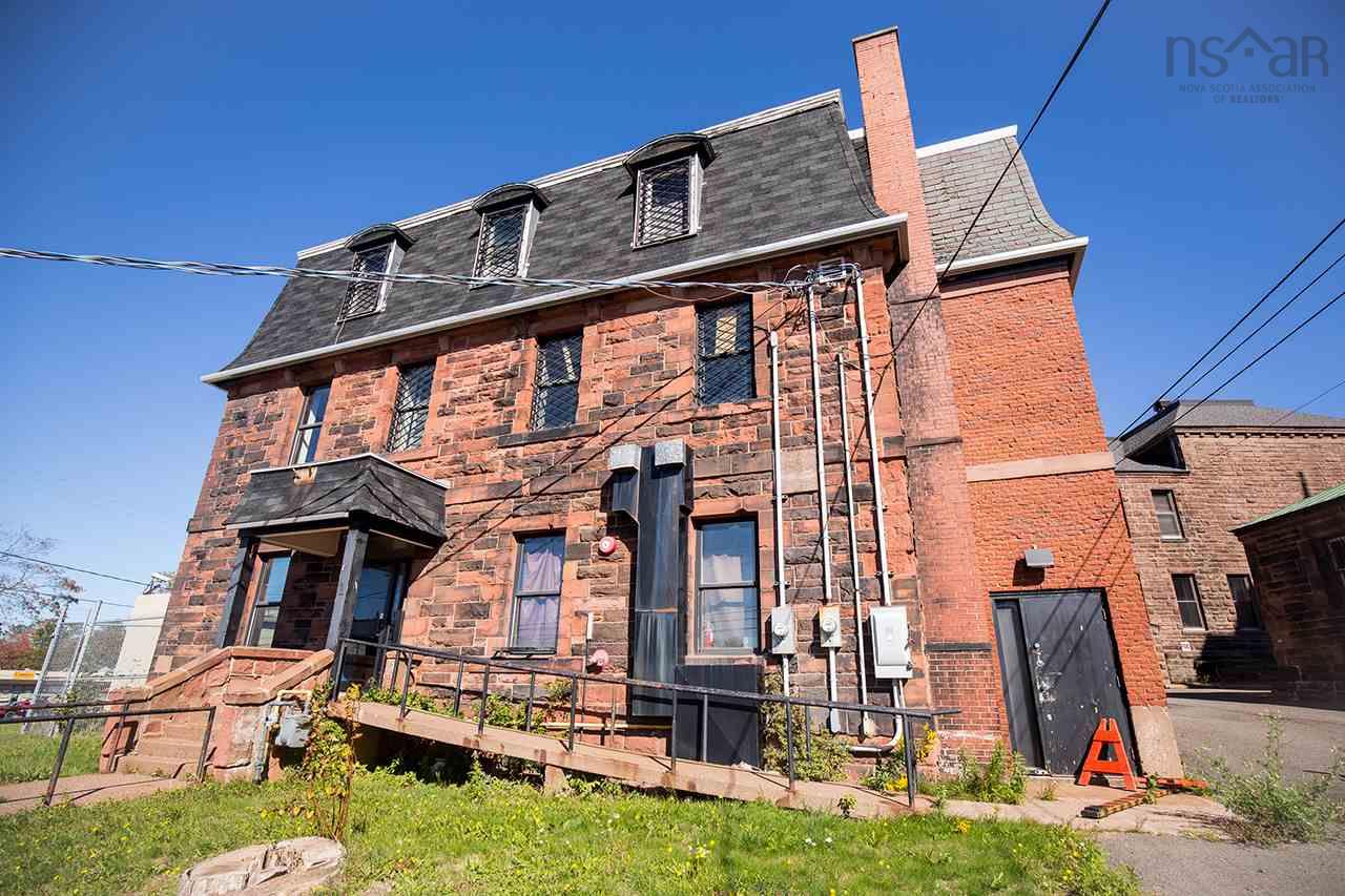 1 Lawrence Street, Amherst, NS (MLS 202501121)