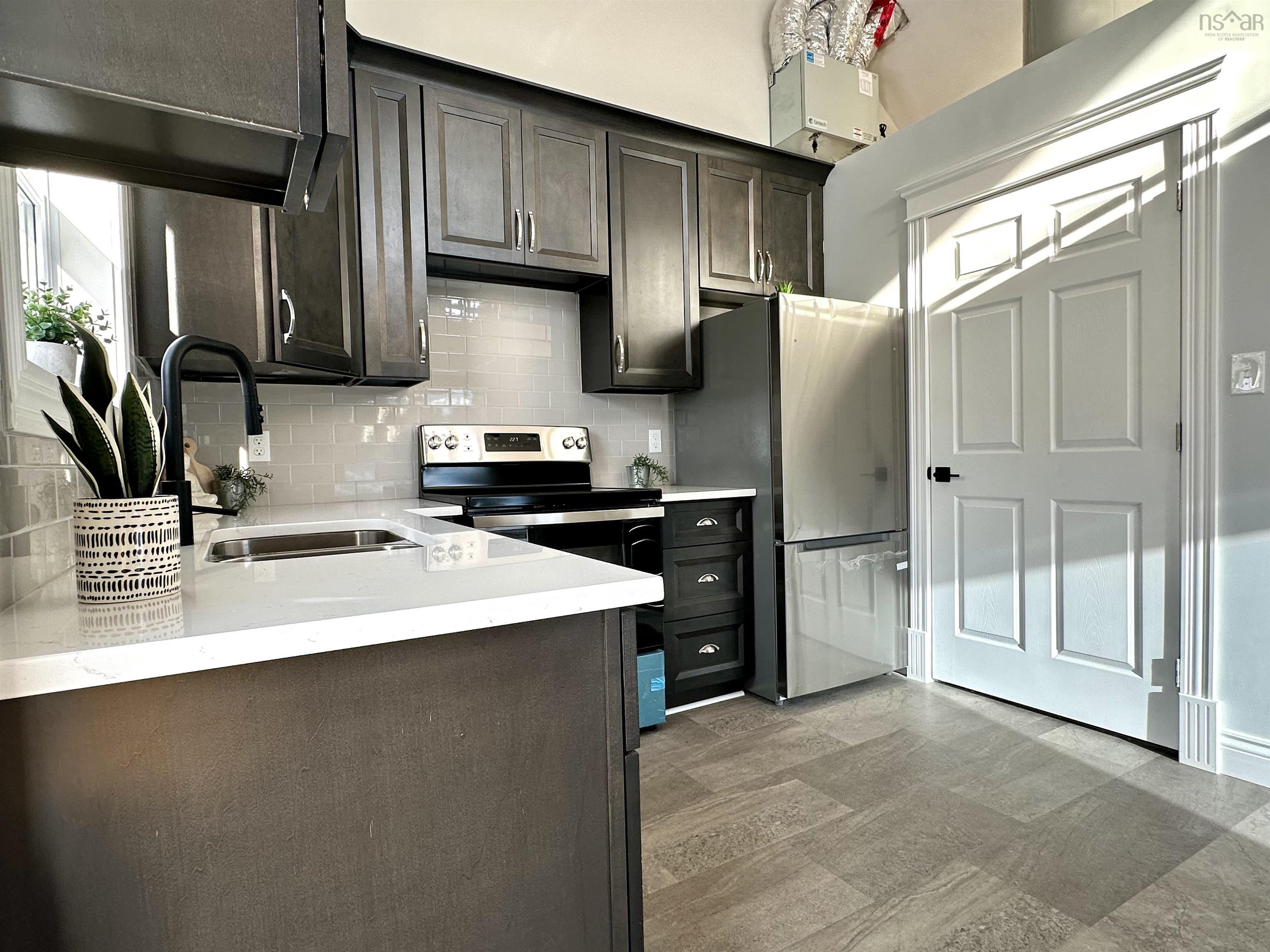 $100,000.00: 46 Queen Street, Scotchtown