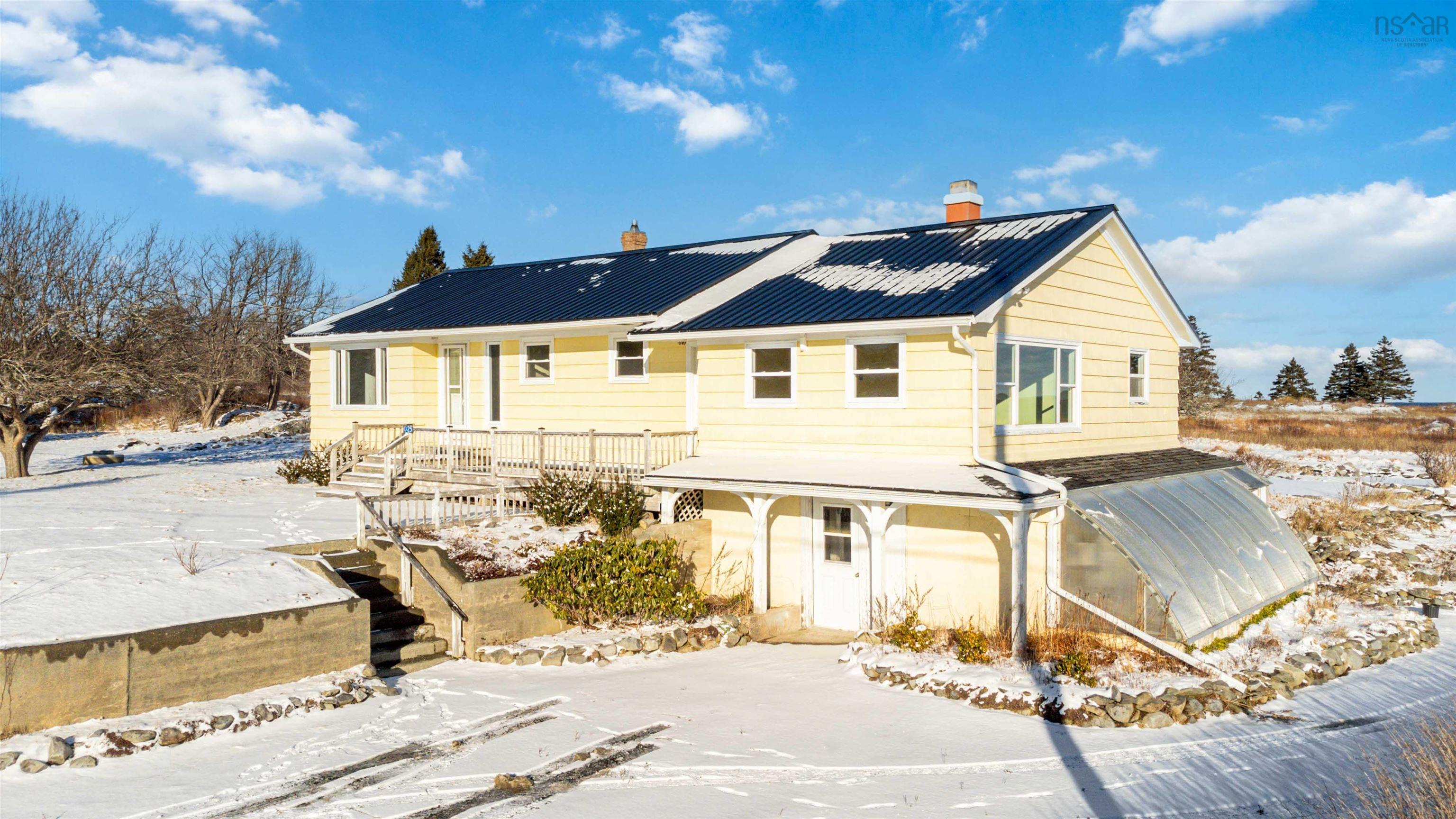 $495,000.00: 1025 Shore Road, Moose Harbour
