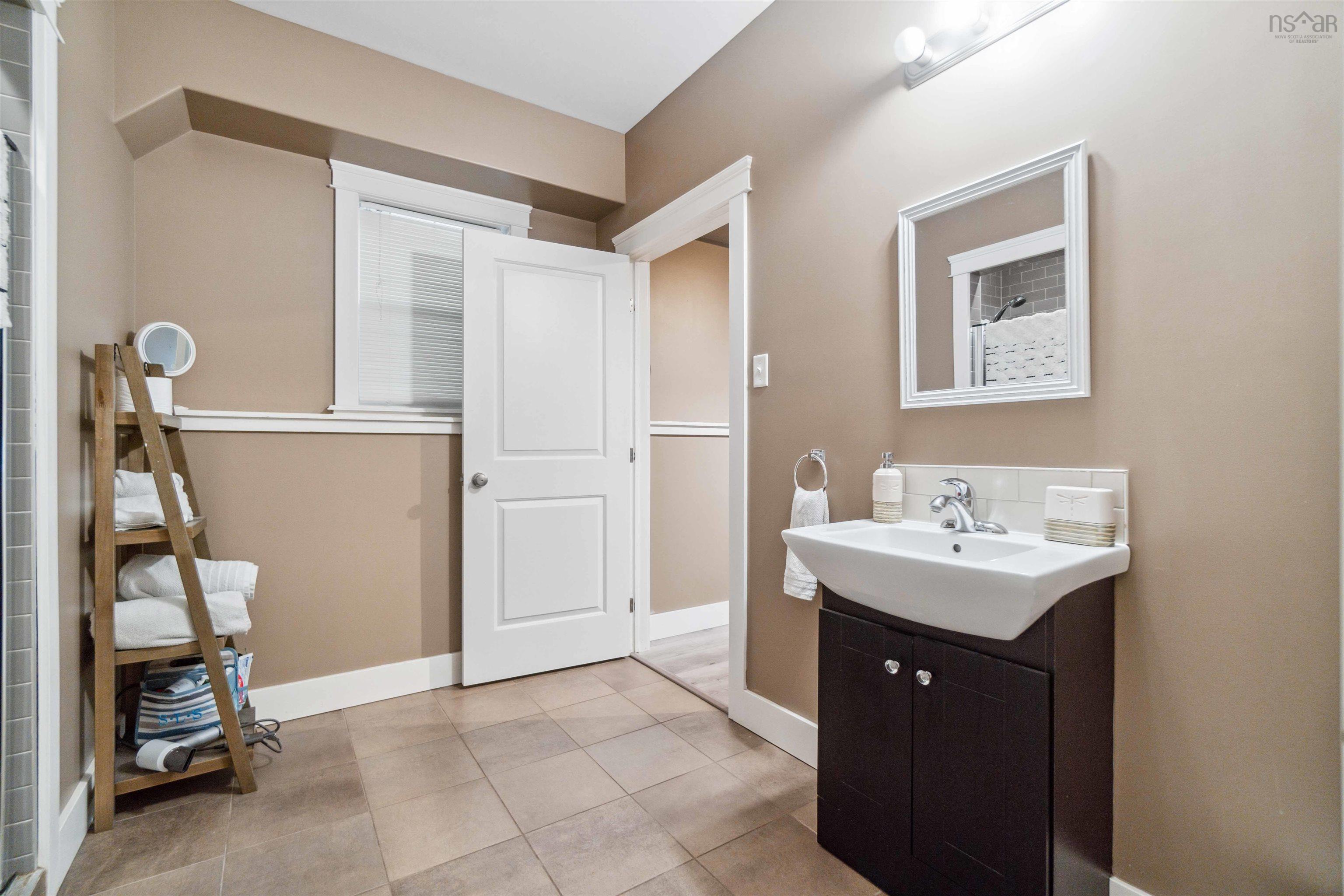 $1,099,000.00: 36 Crofters Close, Fall River