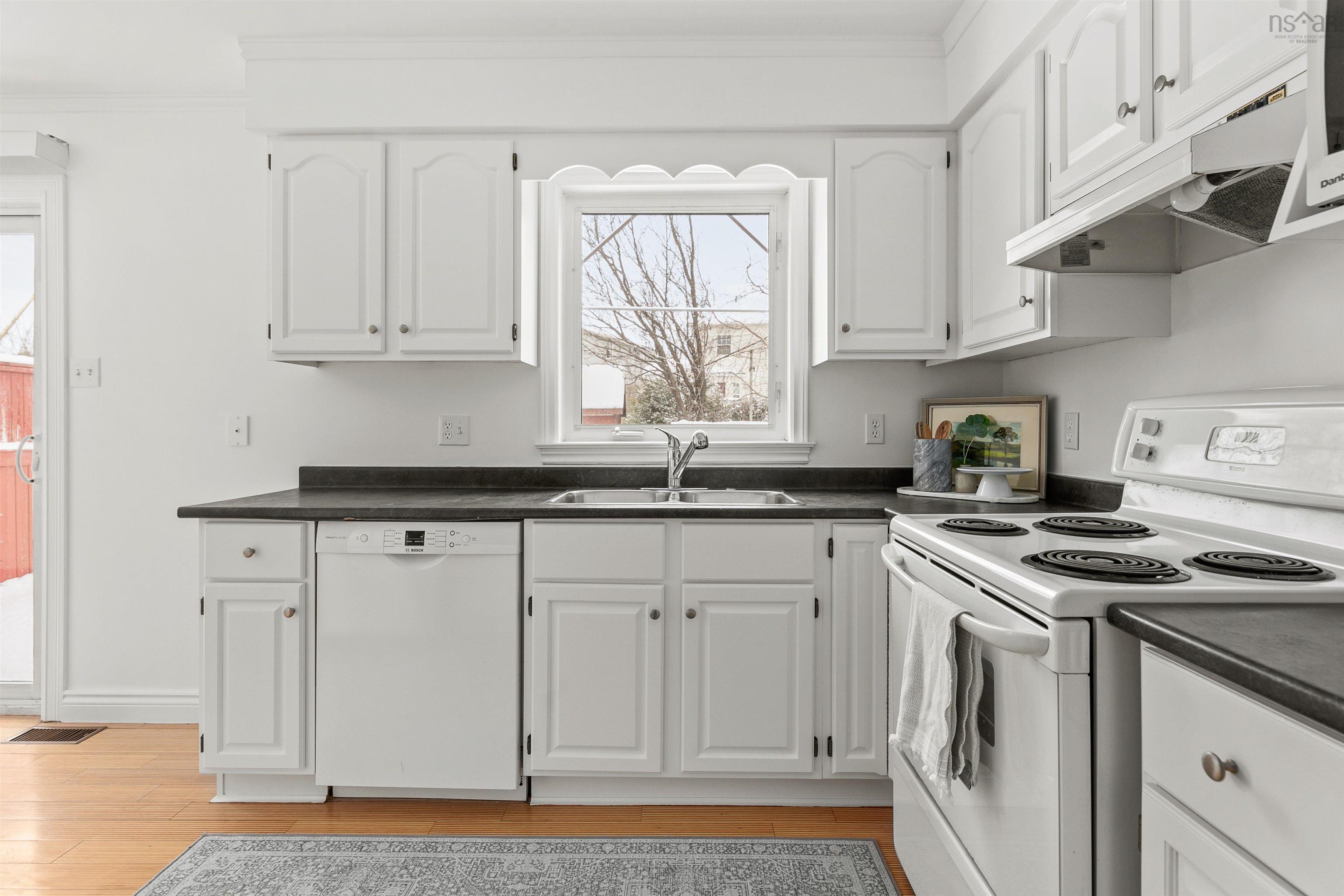 $449,900.00: 7 Chinook Court, Dartmouth