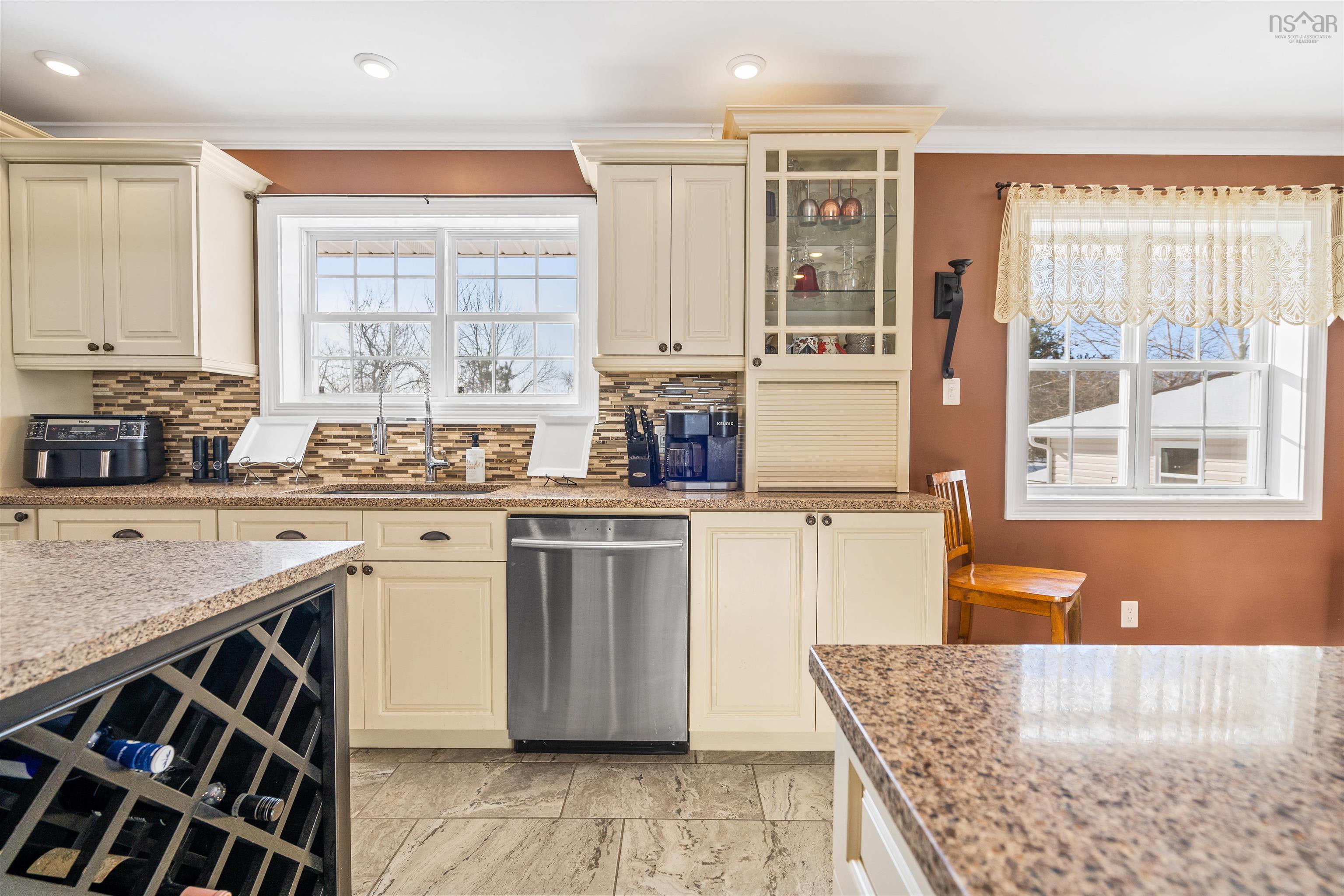 $529,900.00: 11 Claremont Avenue, Stellarton