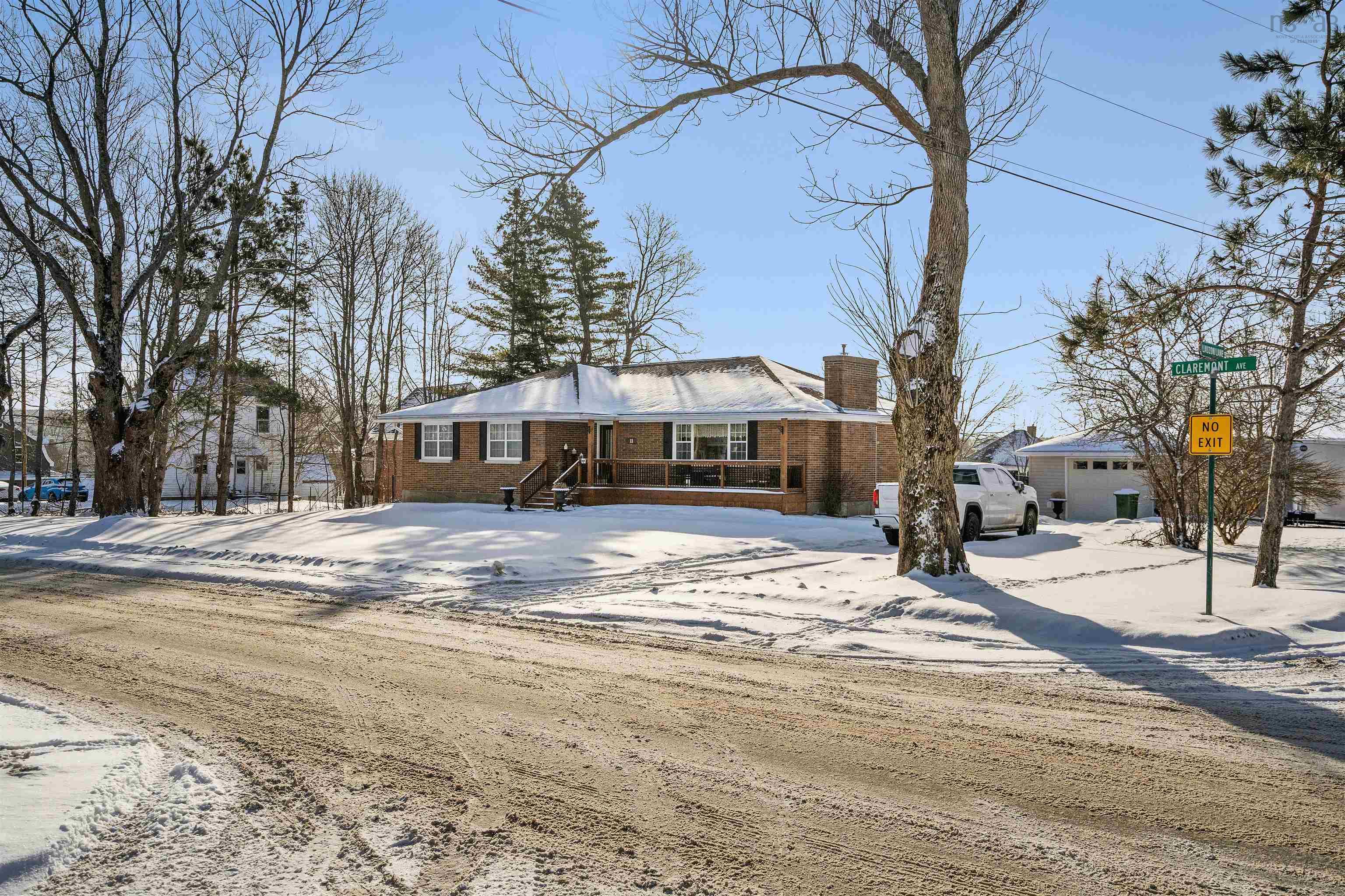 $529,900.00: 11 Claremont Avenue, Stellarton