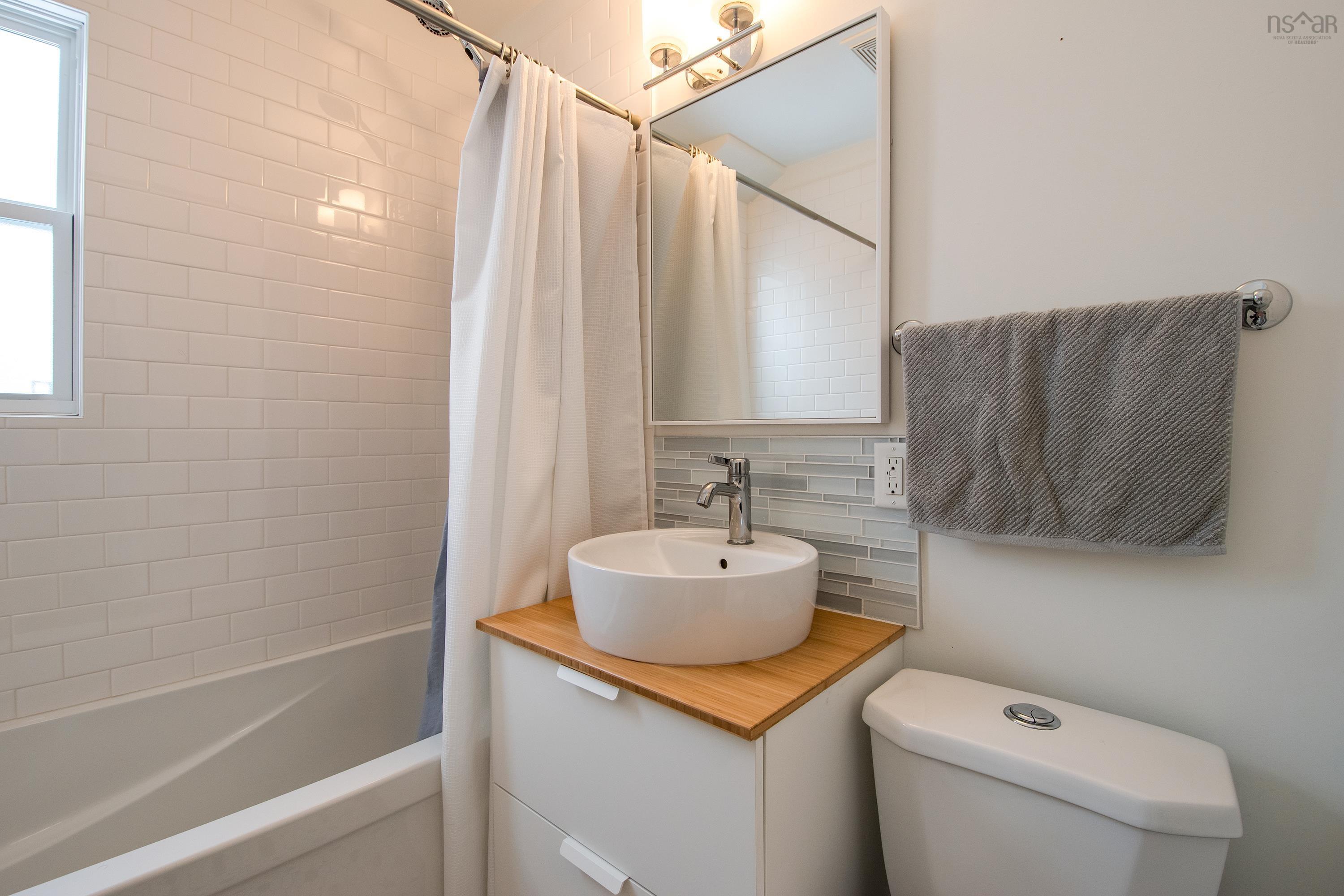 $635,000.00: 6510 Roslyn Road, Halifax