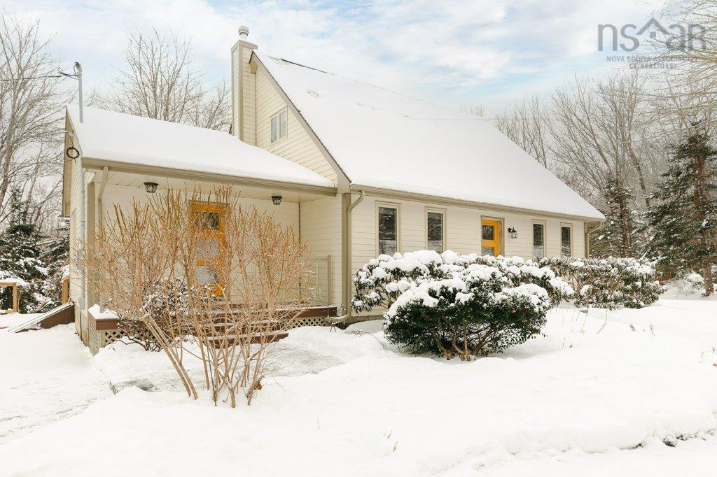 $699,000.00: 2 Kingsway Drive, Stillwater Lake