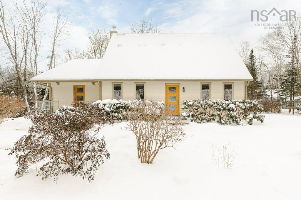 $699,000.00: 2 Kingsway Drive, Stillwater Lake