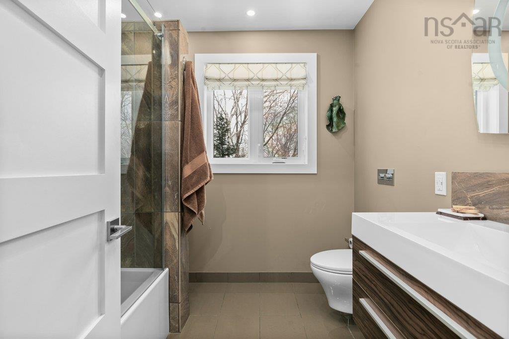 $699,000.00: 2 Kingsway Drive, Stillwater Lake