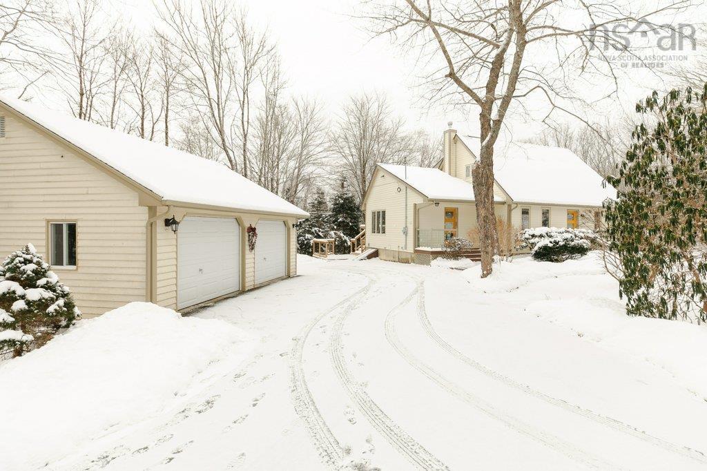 $699,000.00: 2 Kingsway Drive, Stillwater Lake