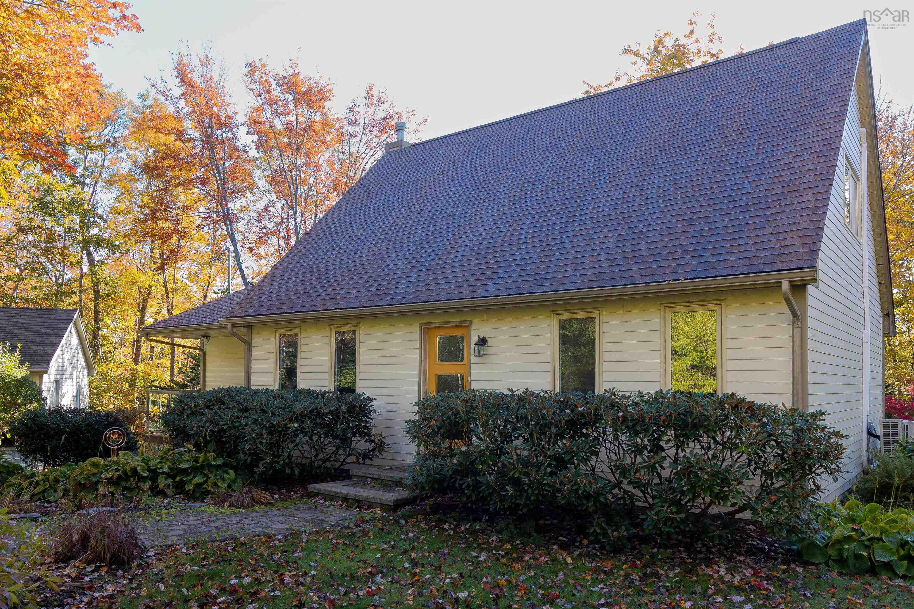 $699,000.00: 2 Kingsway Drive, Stillwater Lake