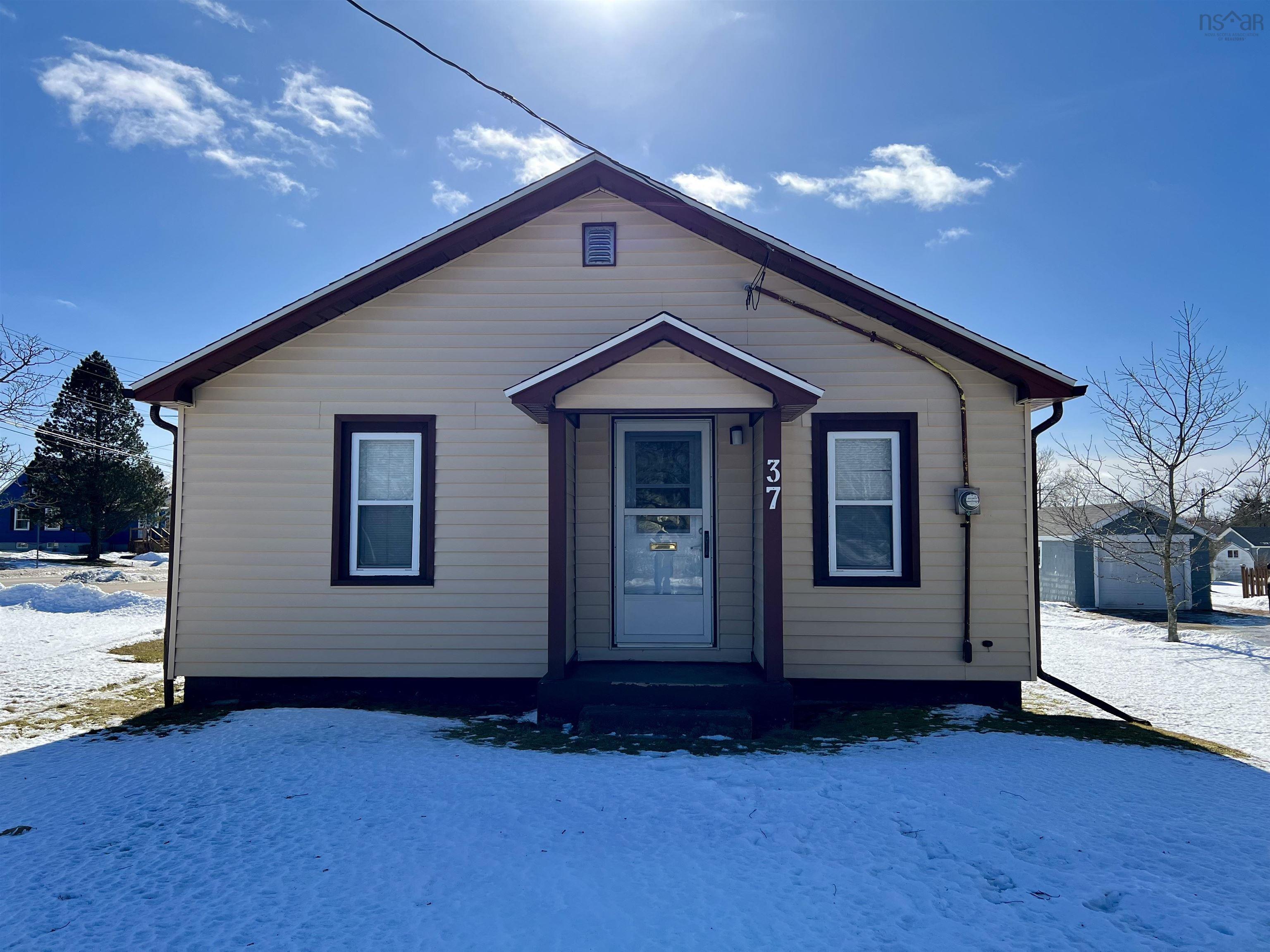 $220,000.00: 37 Elm Street, Yarmouth