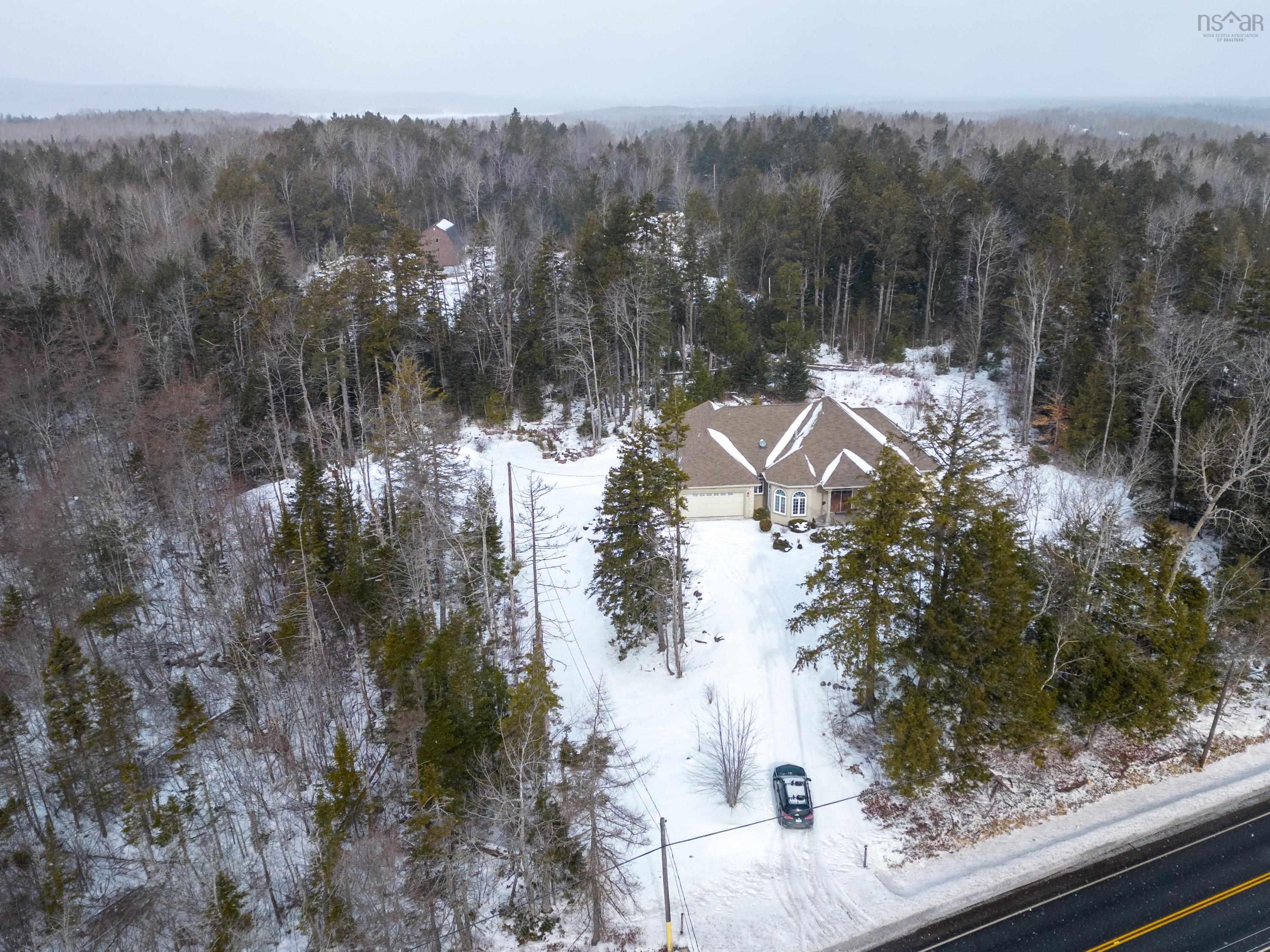 $759,900.00: 6125 Highway 2, Oakfield