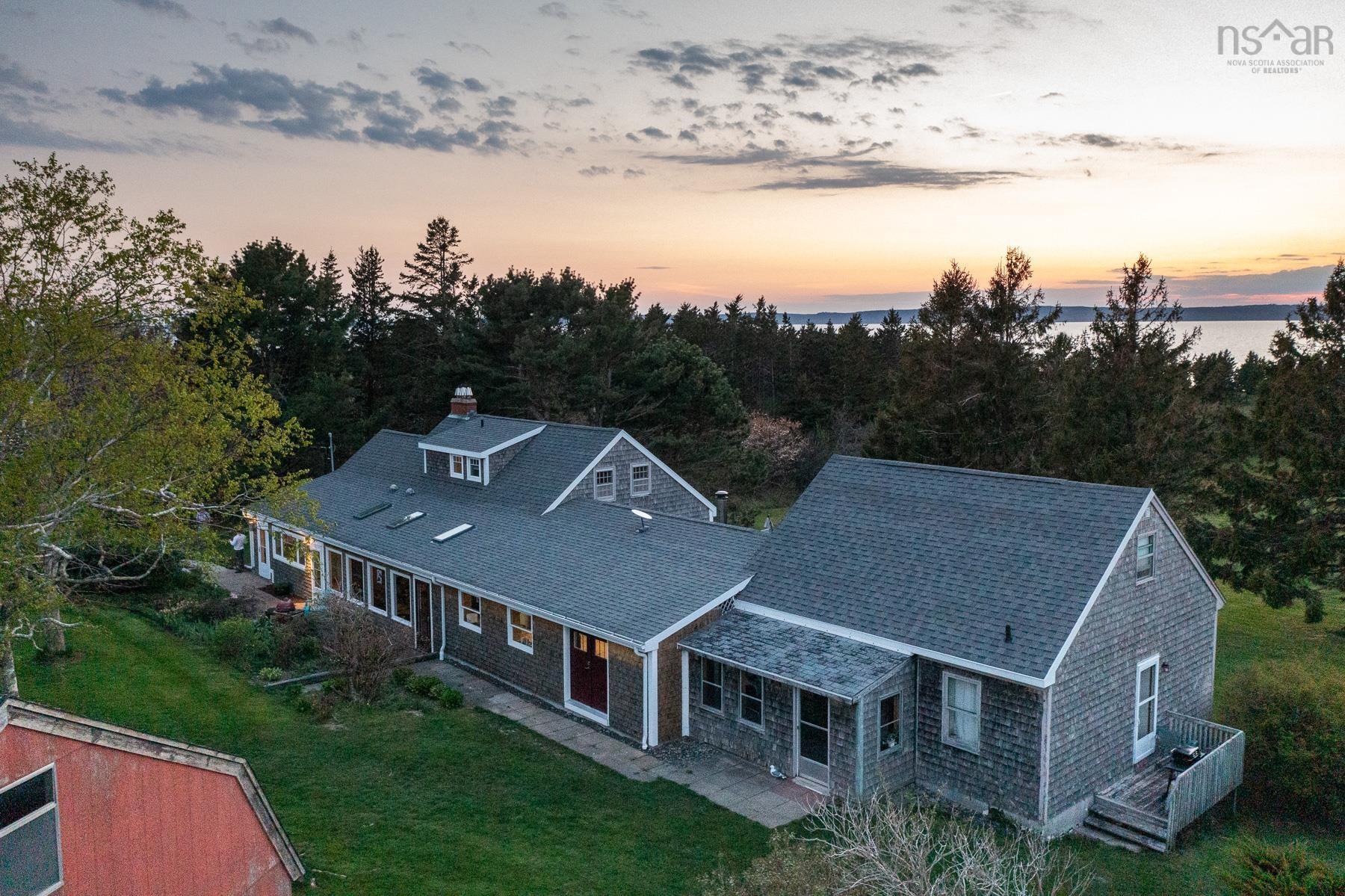 $799,000.00: 7959 Highway 101, Barton