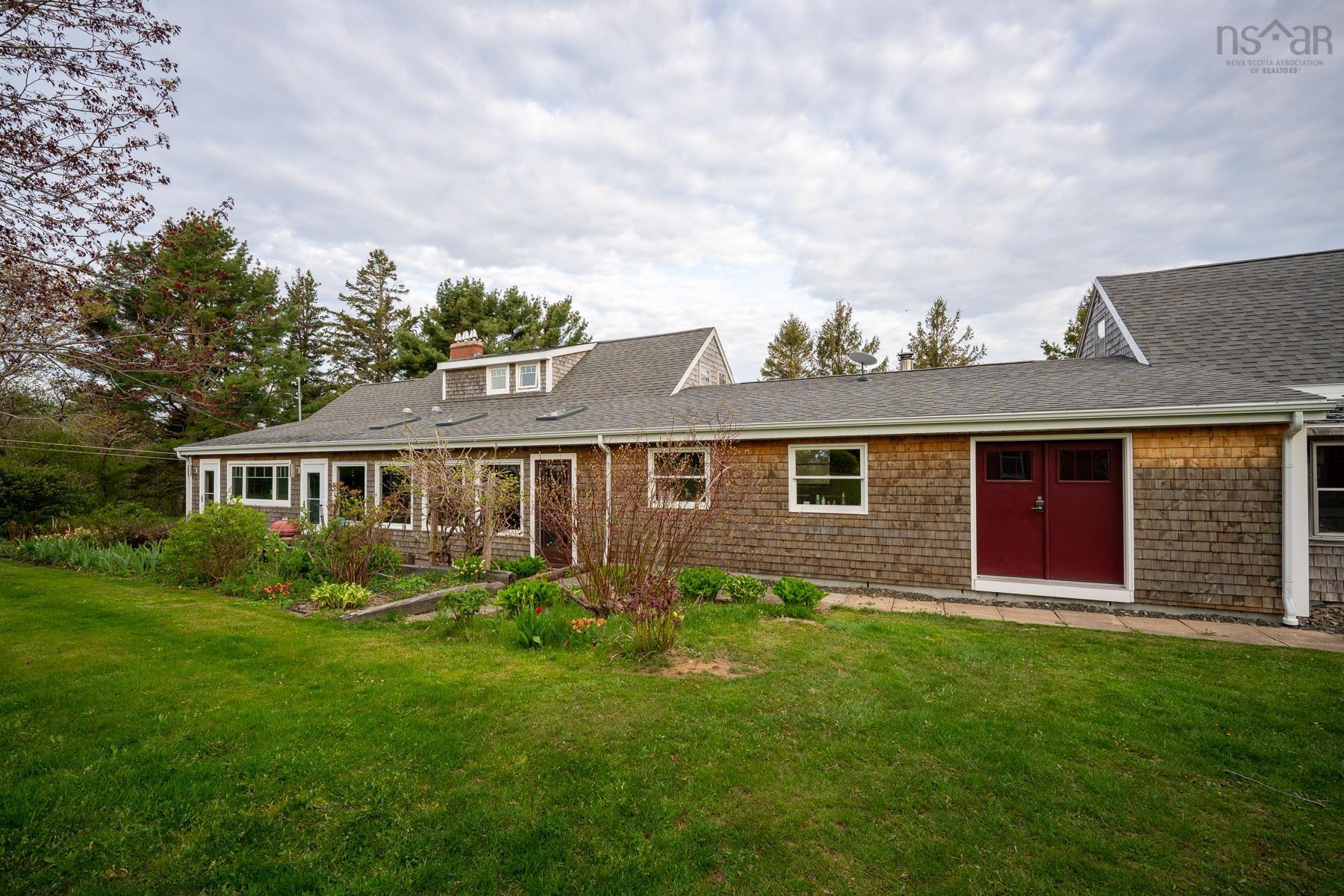 $799,000.00: 7959 Highway 101, Barton