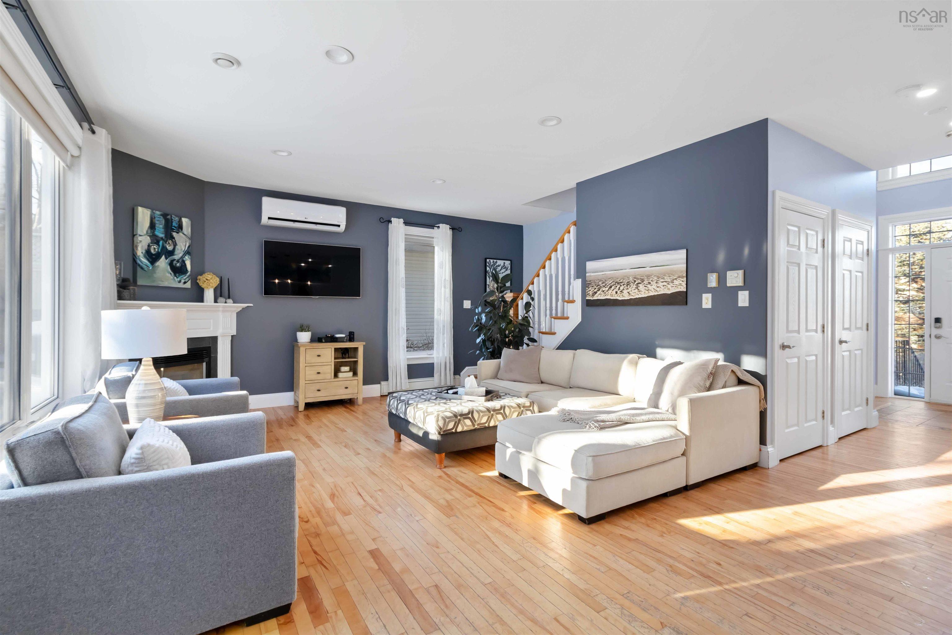$899,900.00: 12 Walnut  Hall, Dartmouth