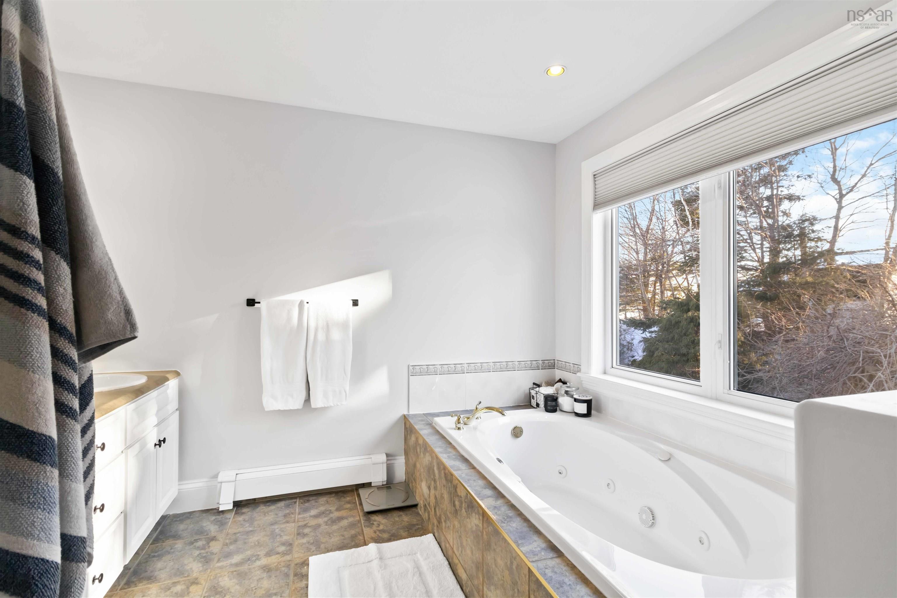 $899,900.00: 12 Walnut  Hall, Dartmouth