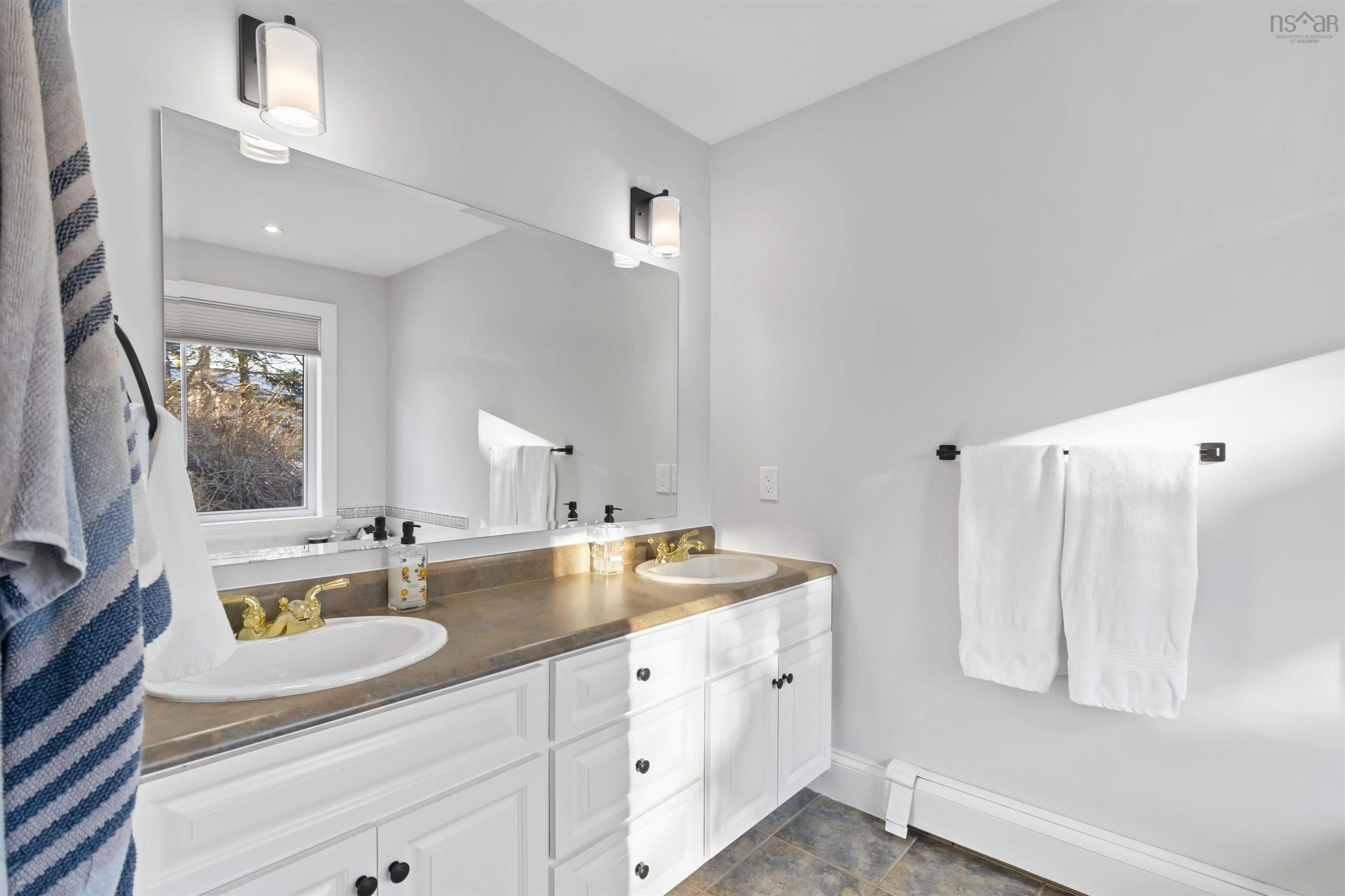 $899,900.00: 12 Walnut  Hall, Dartmouth