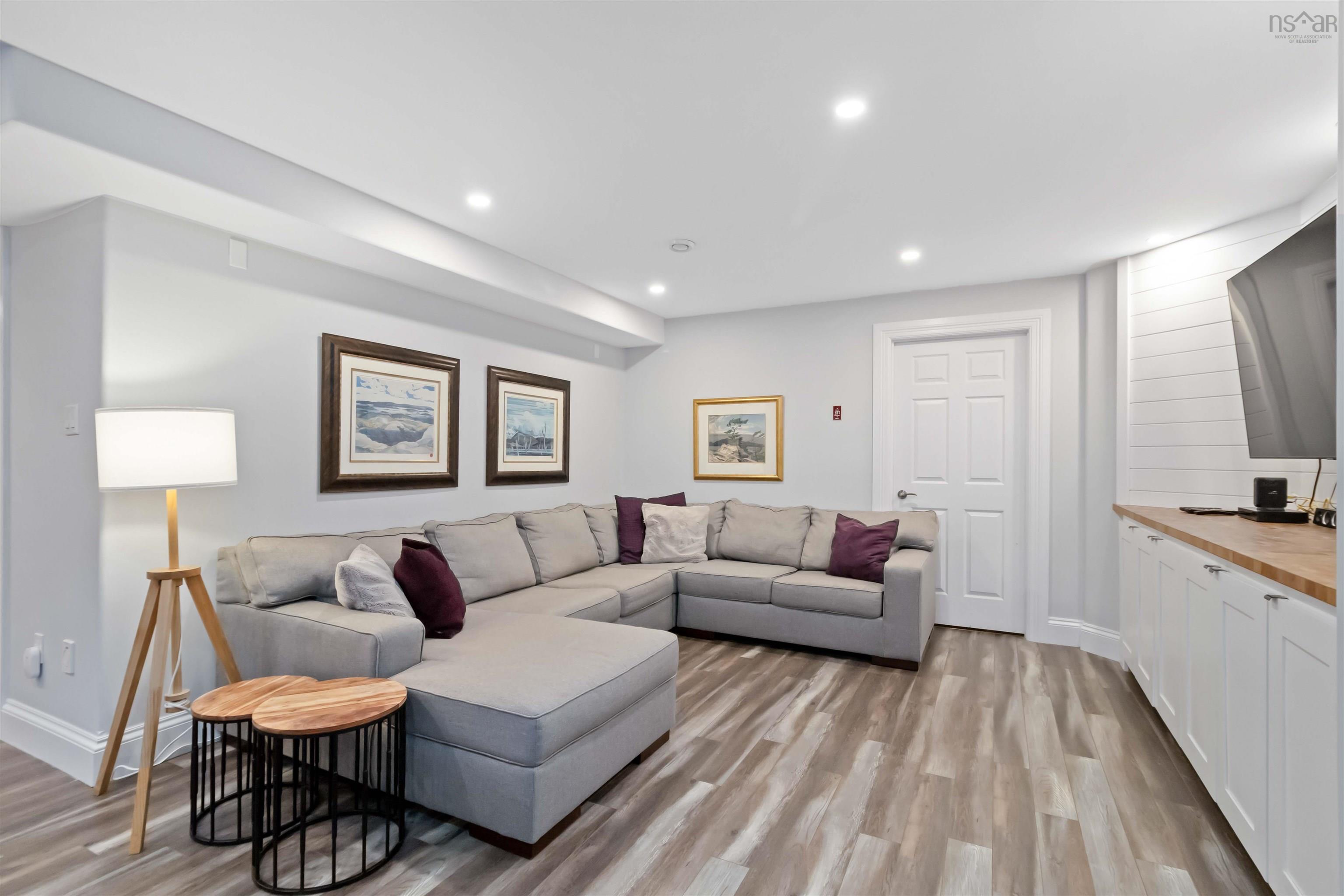 $899,900.00: 12 Walnut  Hall, Dartmouth